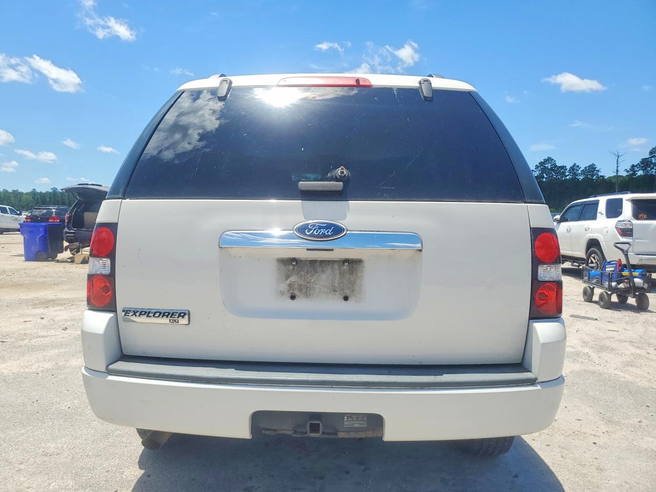 2010 Ford Explorer Xlt White vin: 1FMEU6DE0AUB02245