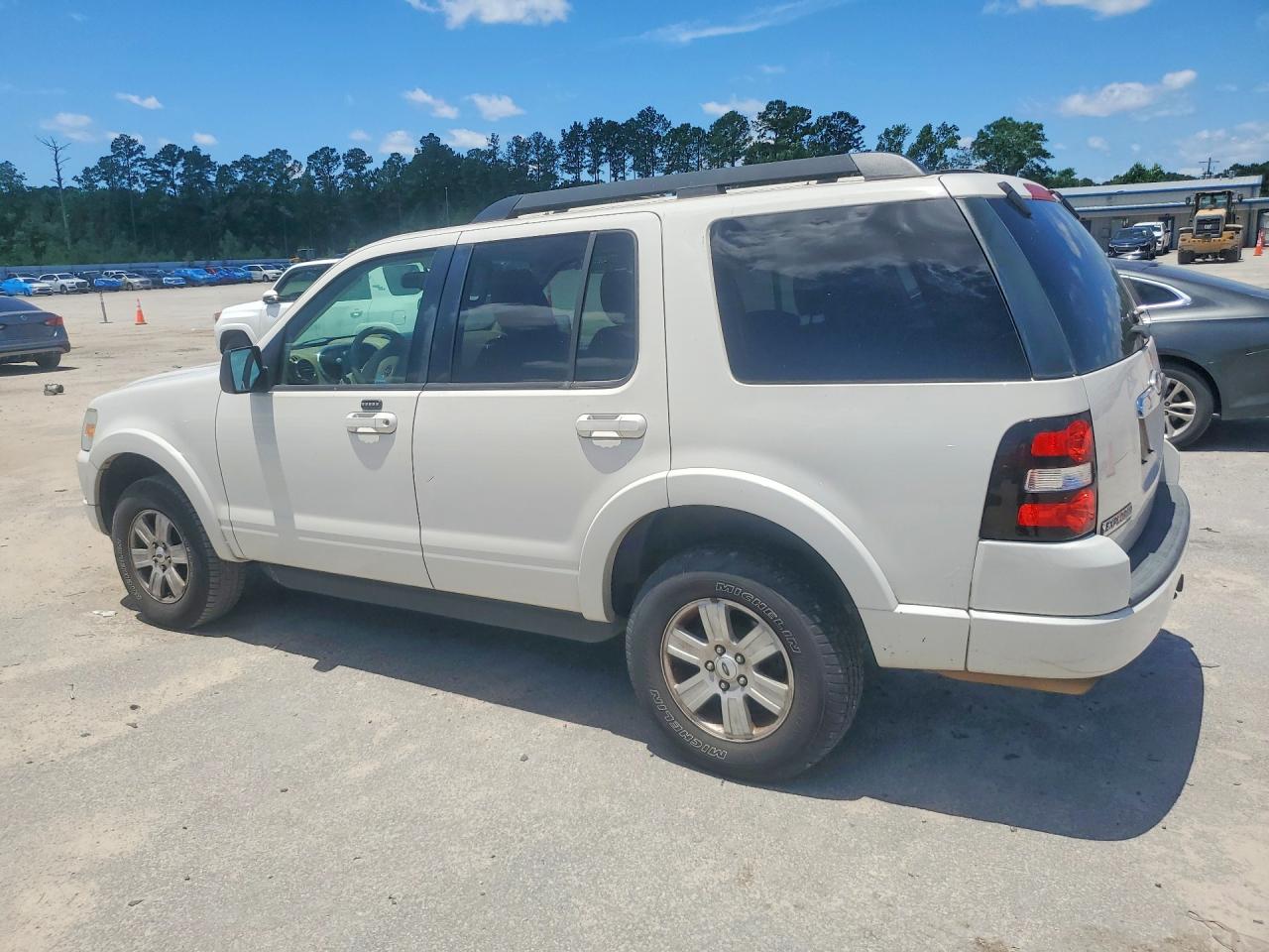 2010 Ford Explorer Xlt White vin: 1FMEU6DE0AUB02245
