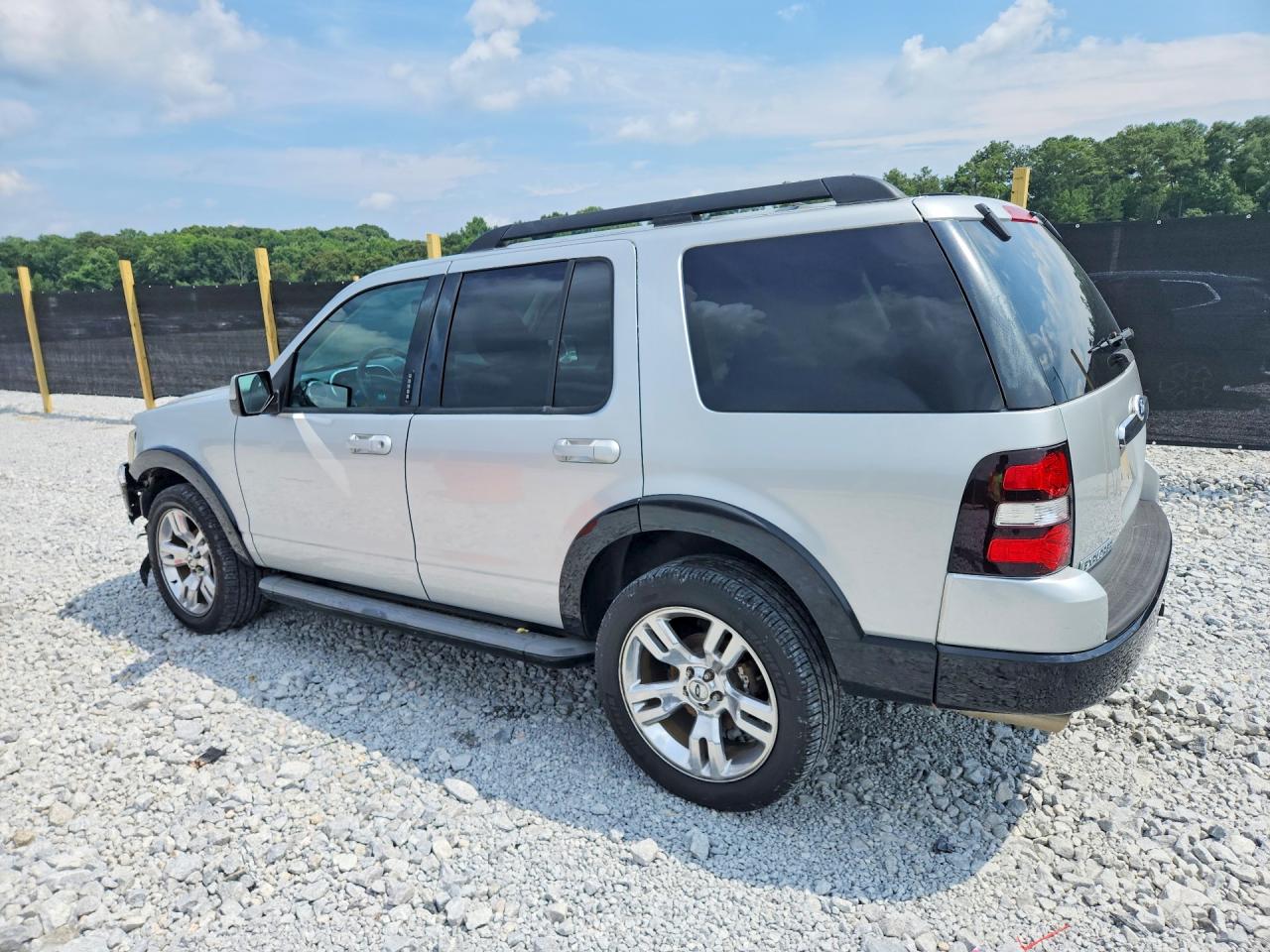 2010 Ford Explorer Xlt Silver vin: 1FMEU6DE3AUB02210