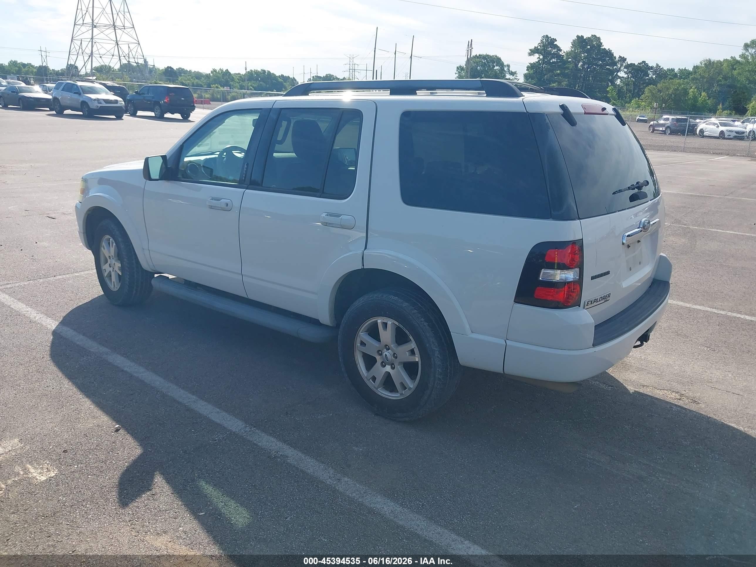 2010 Ford Explorer Xlt White vin: 1FMEU6DE6AUA03476