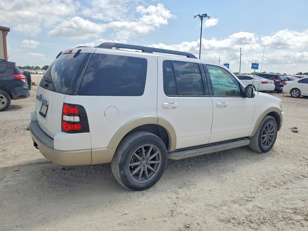 2010 Ford Explorer Eddie Bauer White vin: 1FMEU6EE7AUA90027