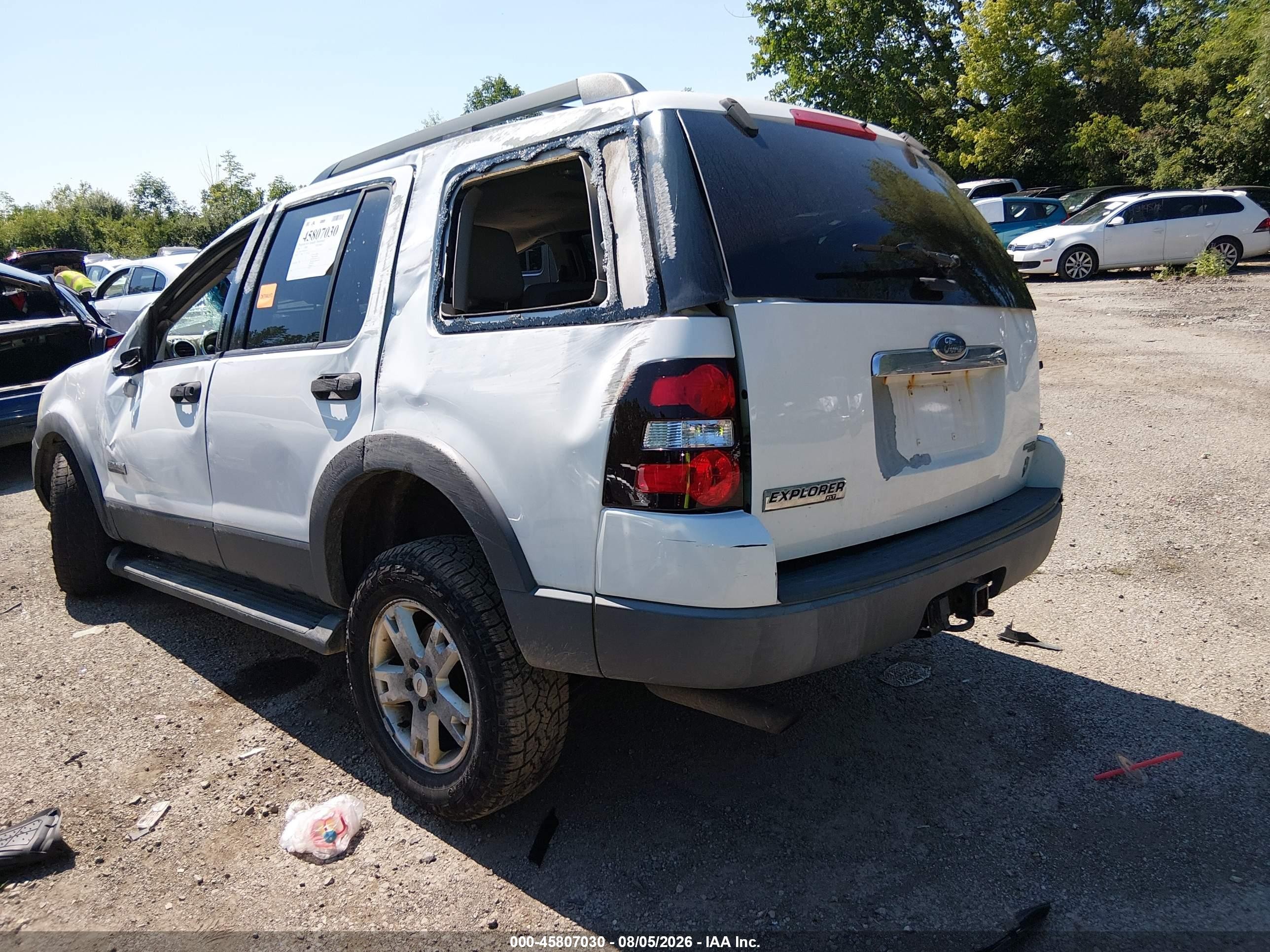 2006 Ford Explorer Xlt White vin: 1FMEU73846UB12351