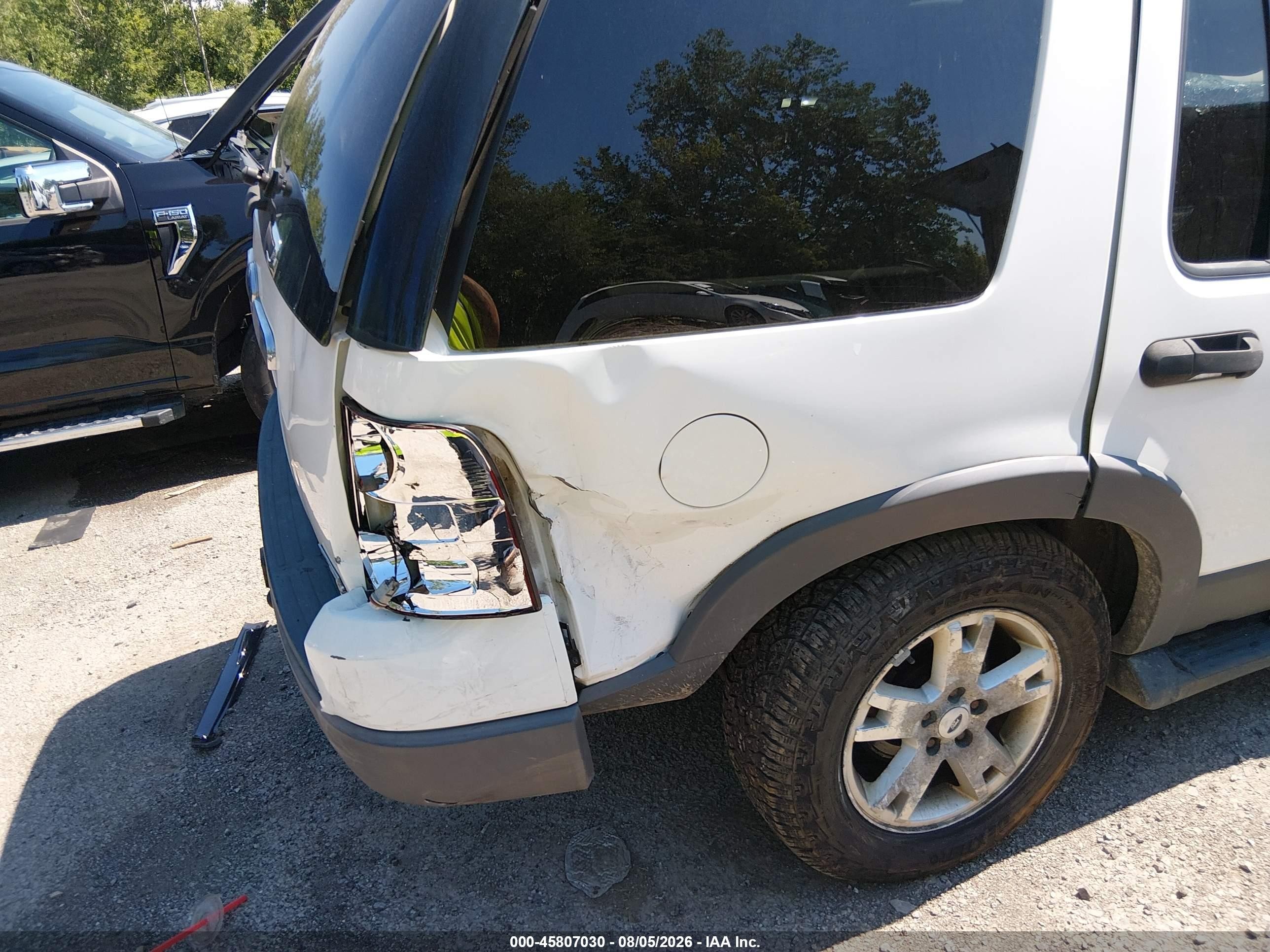 2006 Ford Explorer Xlt White vin: 1FMEU73846UB12351