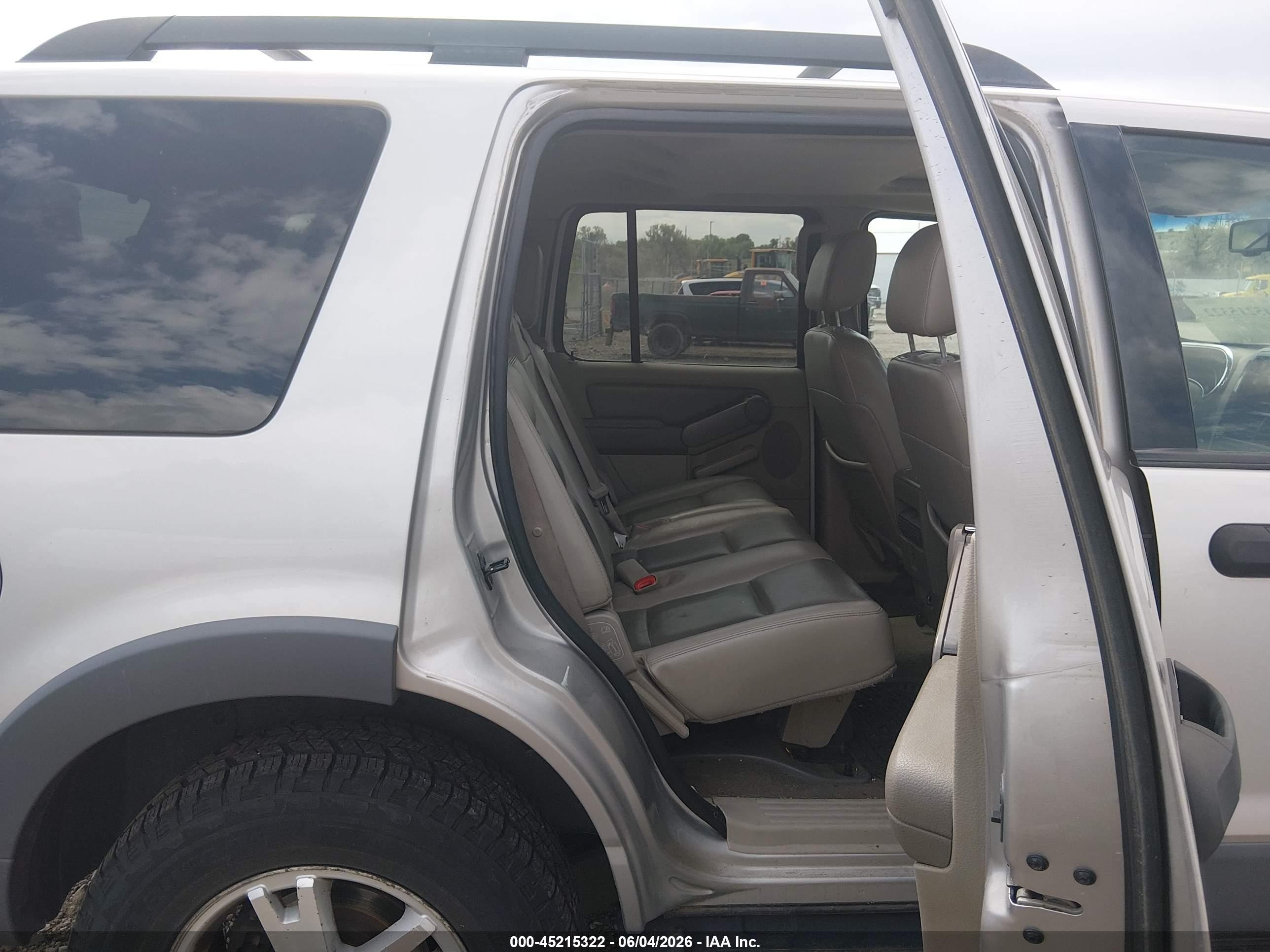 2006 Ford Explorer Xlt Silver vin: 1FMEU73886UB41397