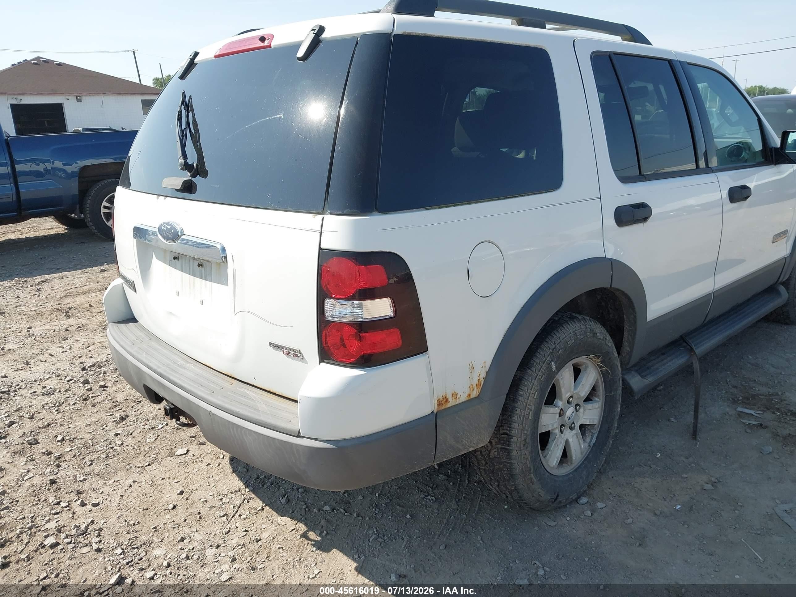 2006 Ford Explorer Xlt White vin: 1FMEU73E06UB60175