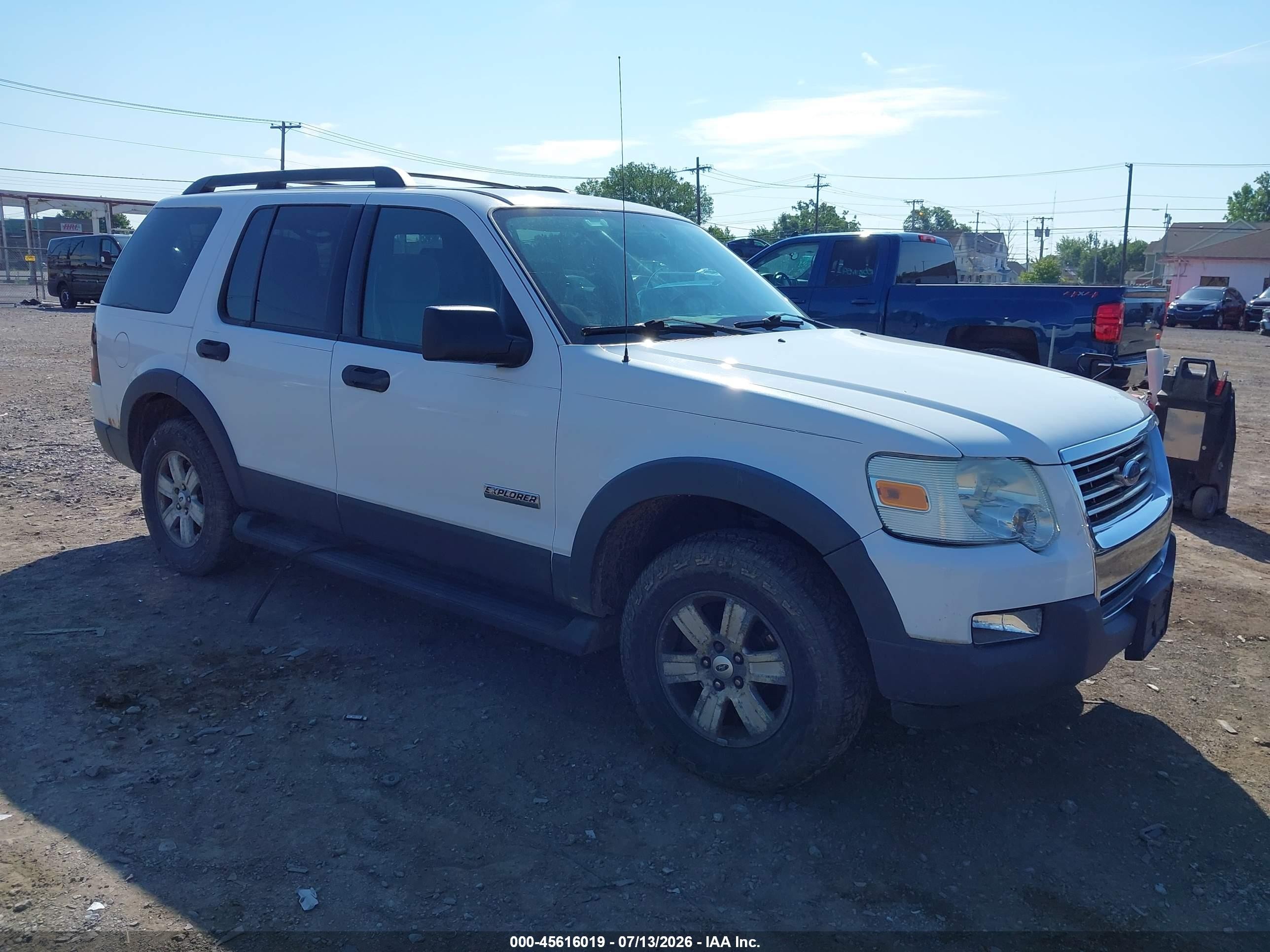 2006 Ford Explorer Xlt White vin: 1FMEU73E06UB60175