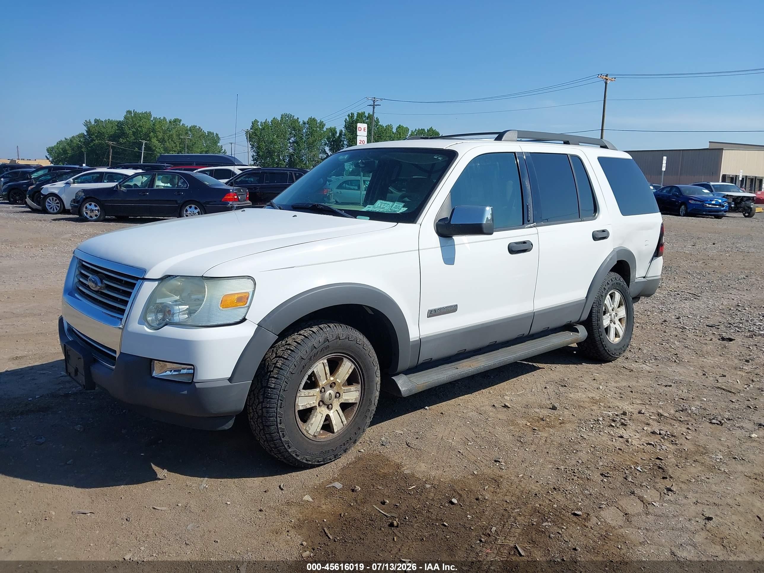 2006 Ford Explorer Xlt White vin: 1FMEU73E06UB60175