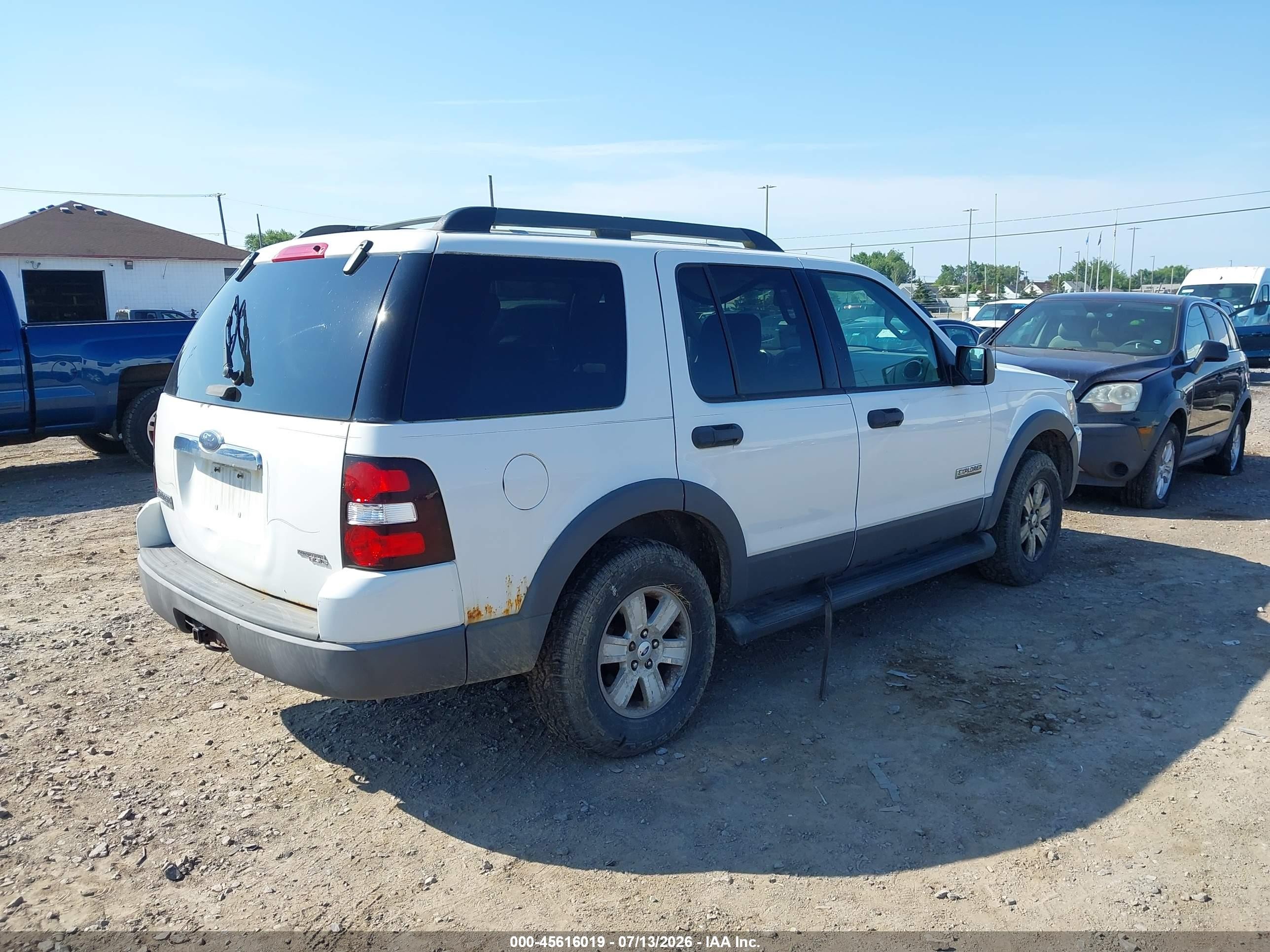2006 Ford Explorer Xlt White vin: 1FMEU73E06UB60175