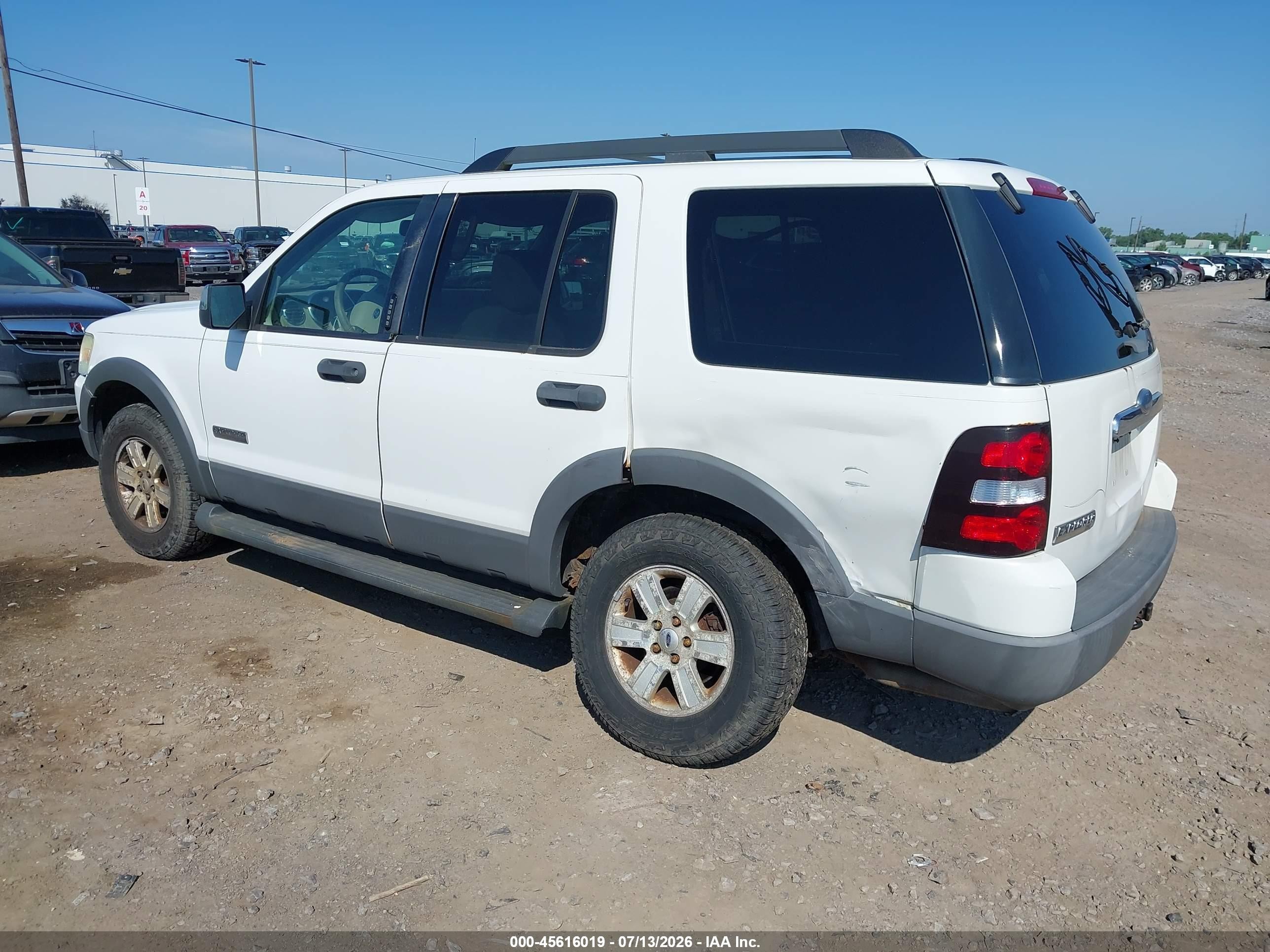2006 Ford Explorer Xlt White vin: 1FMEU73E06UB60175