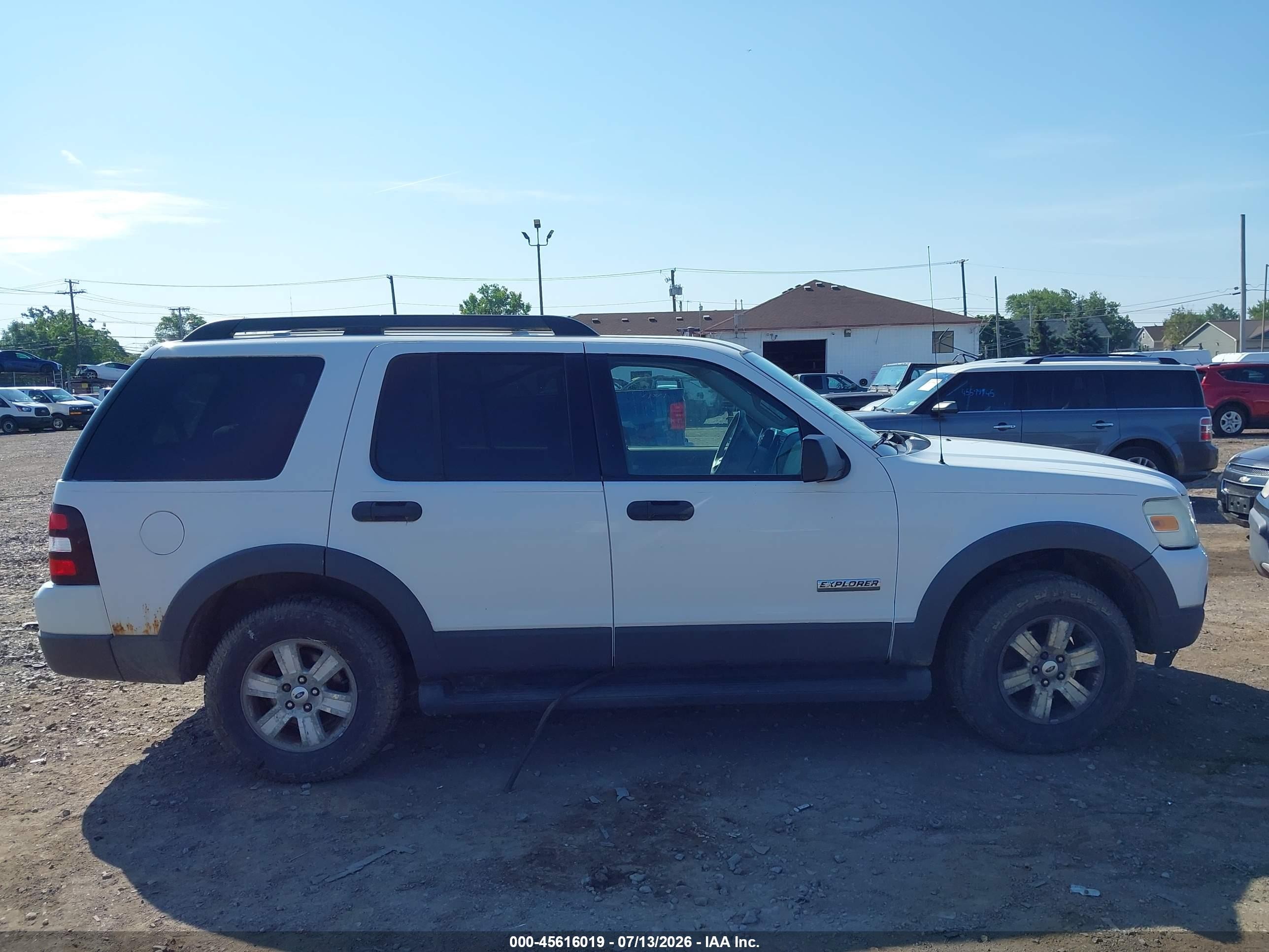 2006 Ford Explorer Xlt White vin: 1FMEU73E06UB60175
