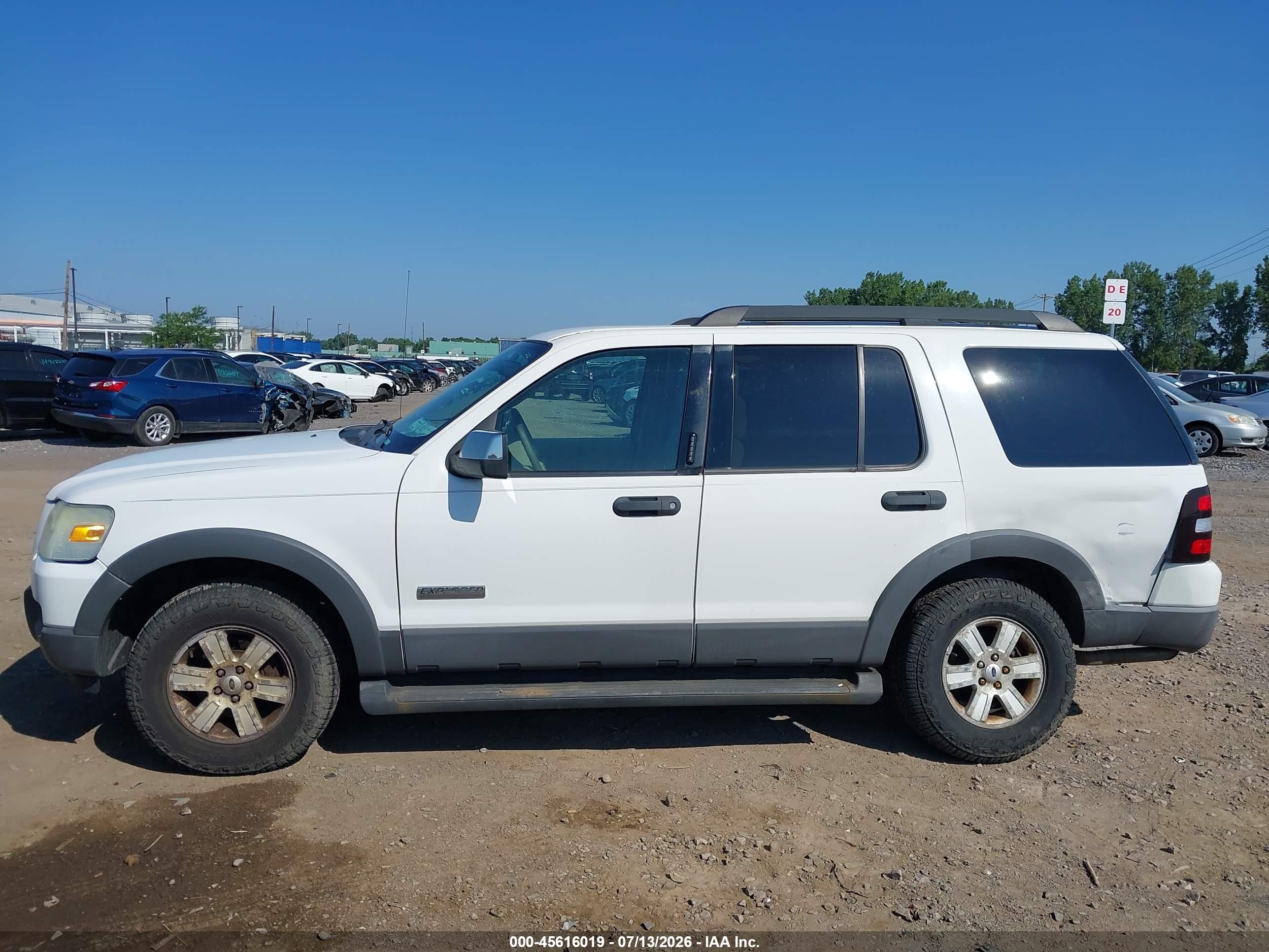 2006 Ford Explorer Xlt White vin: 1FMEU73E06UB60175