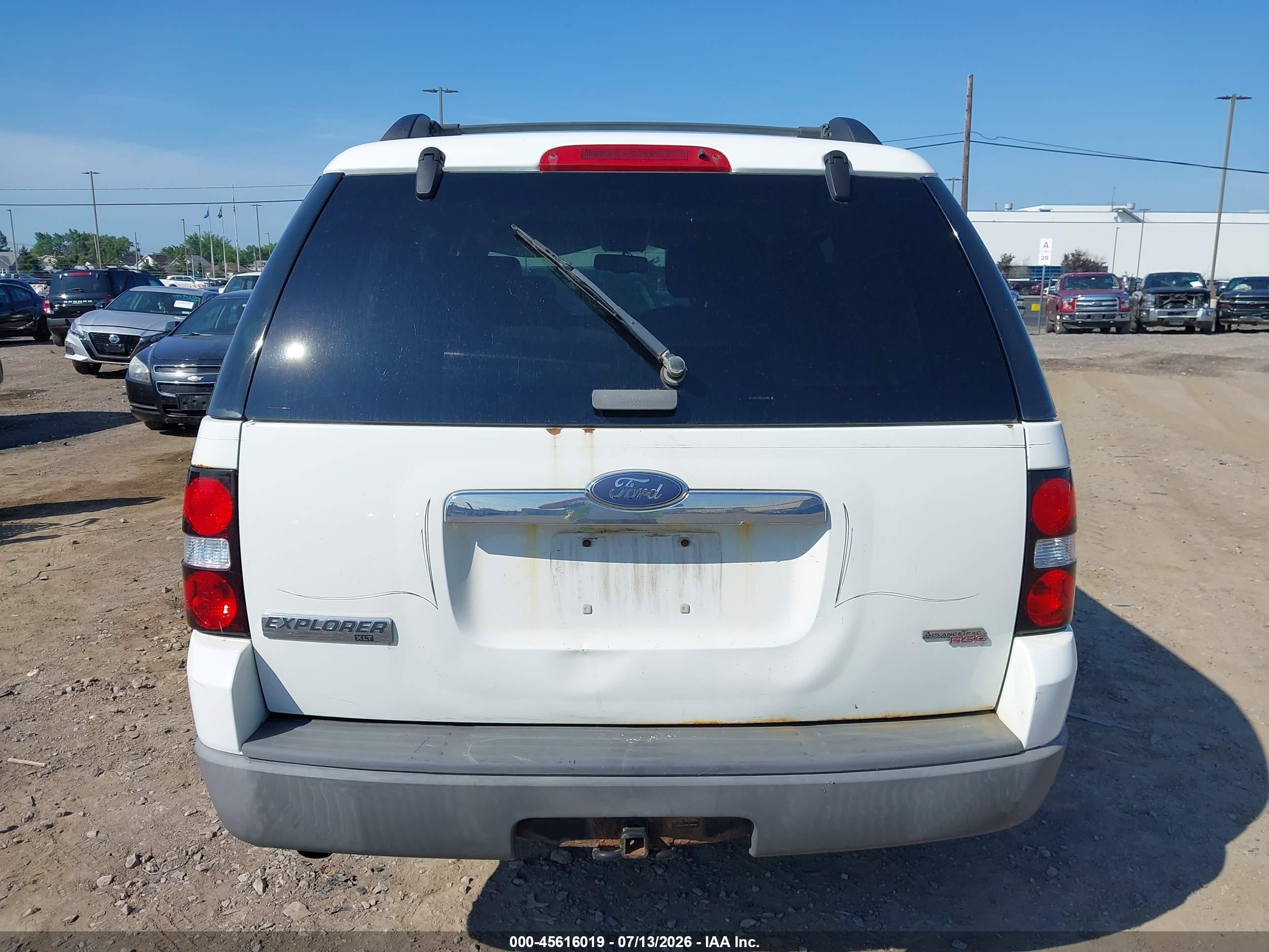 2006 Ford Explorer Xlt White vin: 1FMEU73E06UB60175