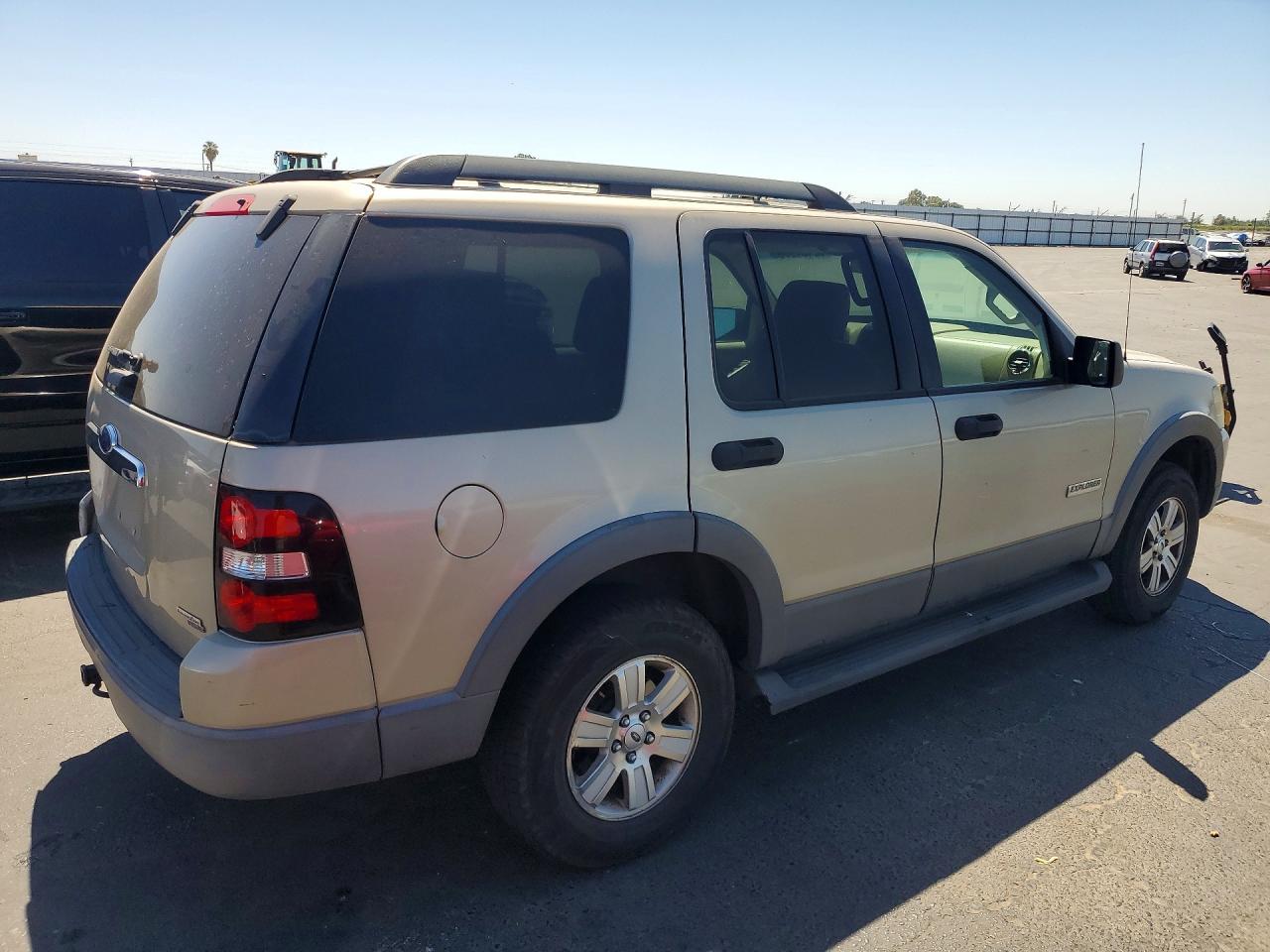 2006 Ford Explorer Xlt Tan vin: 1FMEU73E26UB58802
