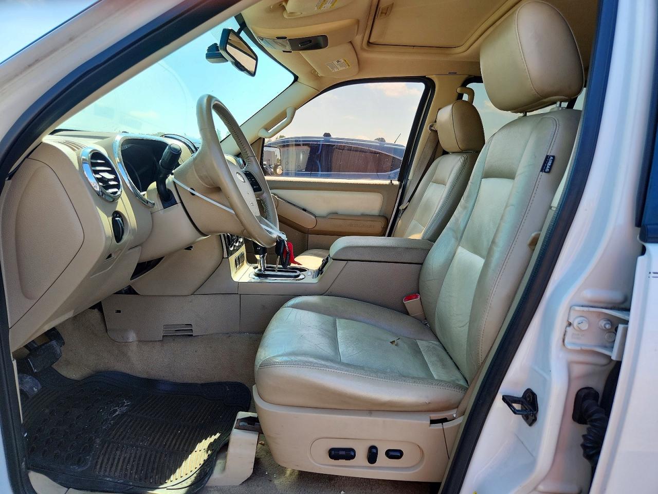 2008 Ford Explorer Xlt White vin: 1FMEU73E28UA68441