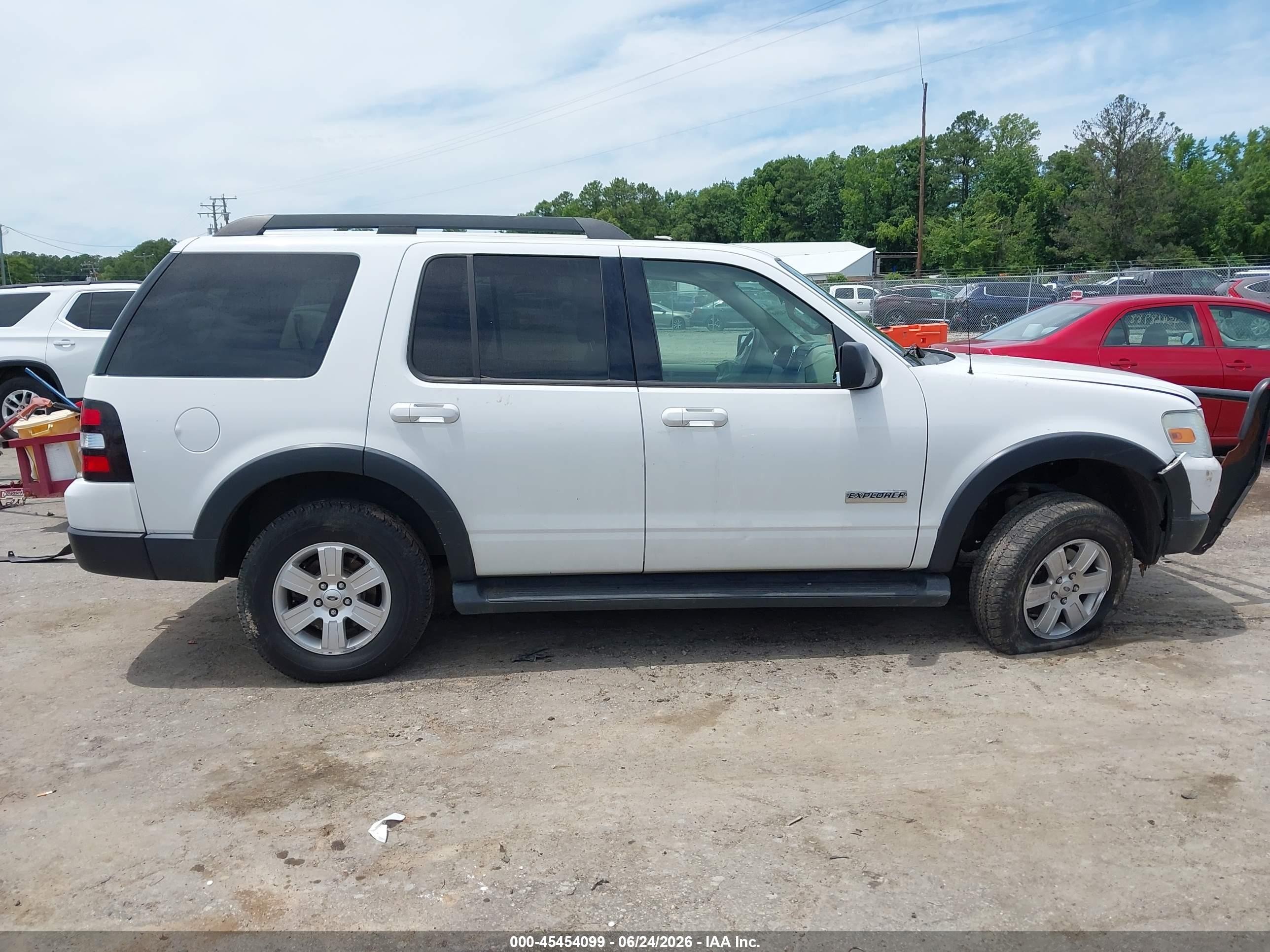 2007 Ford Explorer Xlt White vin: 1FMEU73E37UA47614