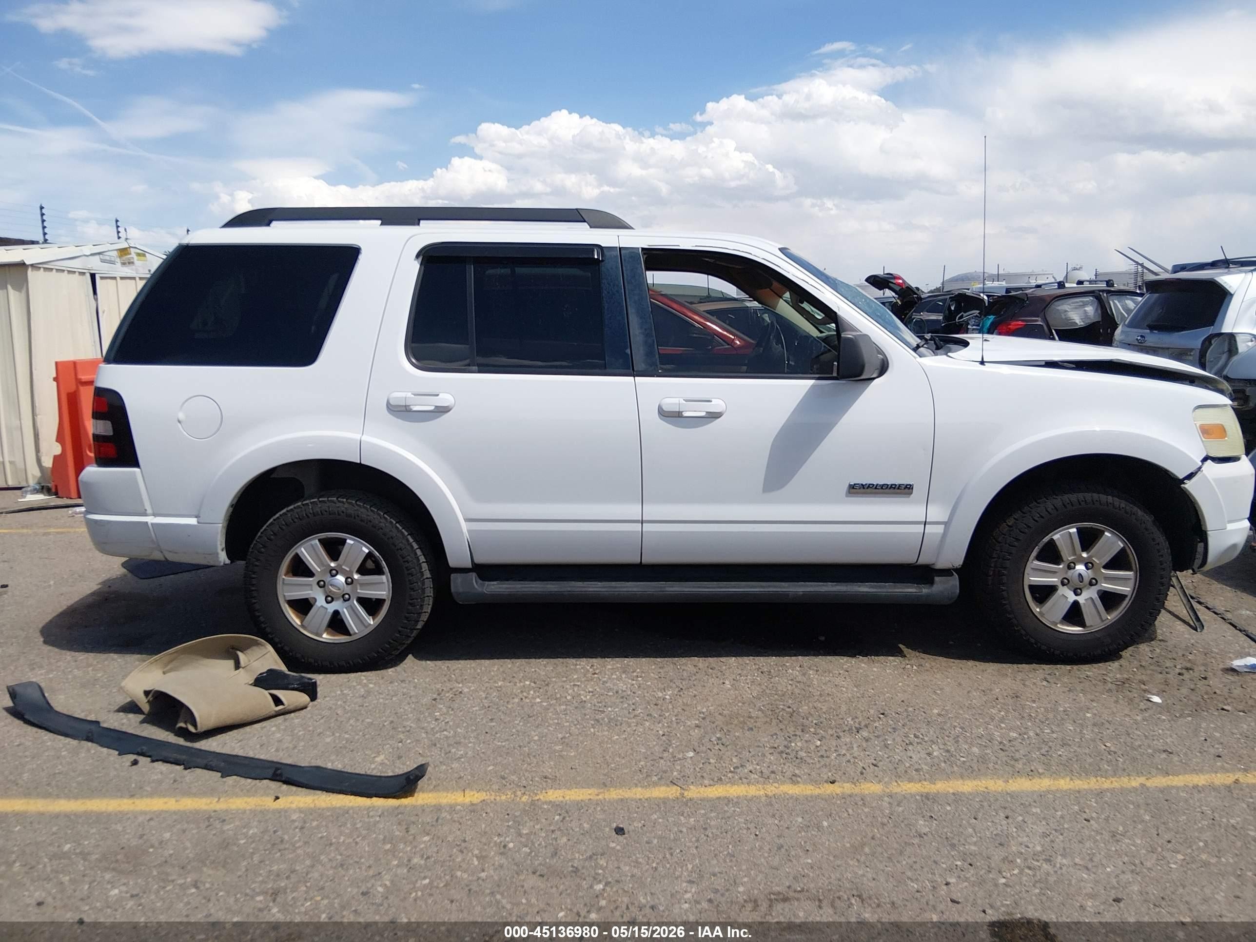 2008 Ford Explorer Xlt White vin: 1FMEU73E38UB28663