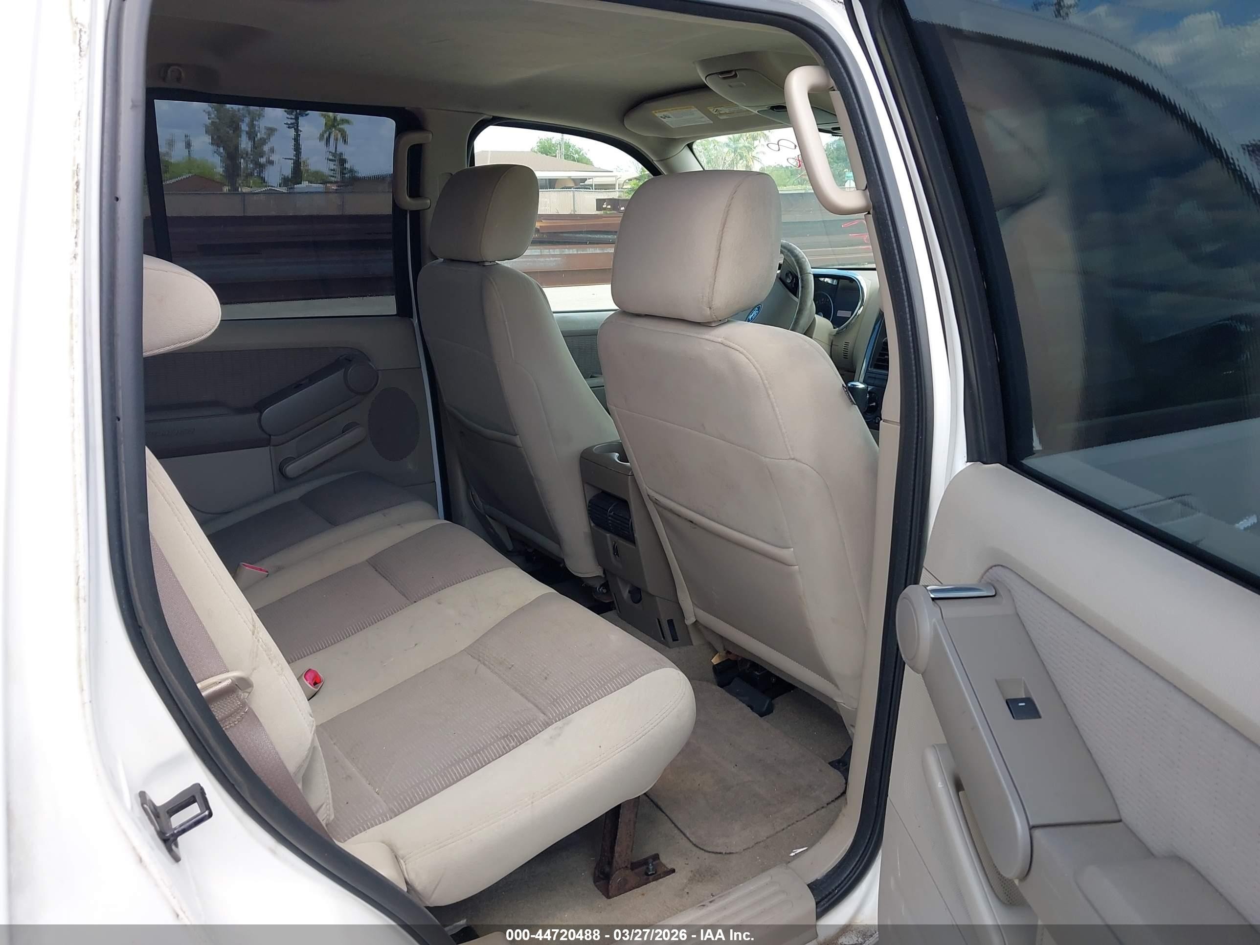 2007 Ford Explorer Xlt White vin: 1FMEU73E47UA97146
