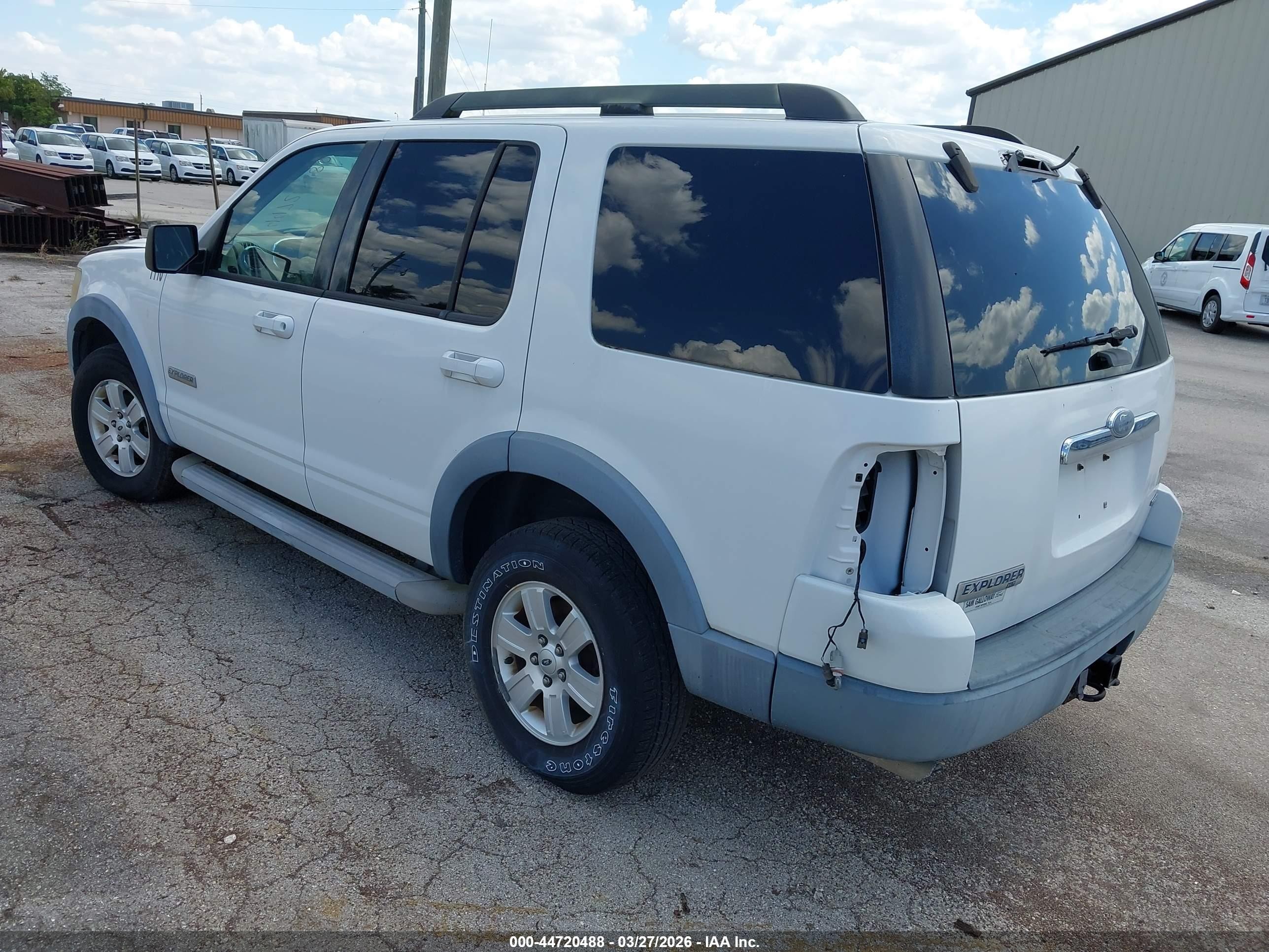 2007 Ford Explorer Xlt White vin: 1FMEU73E47UA97146
