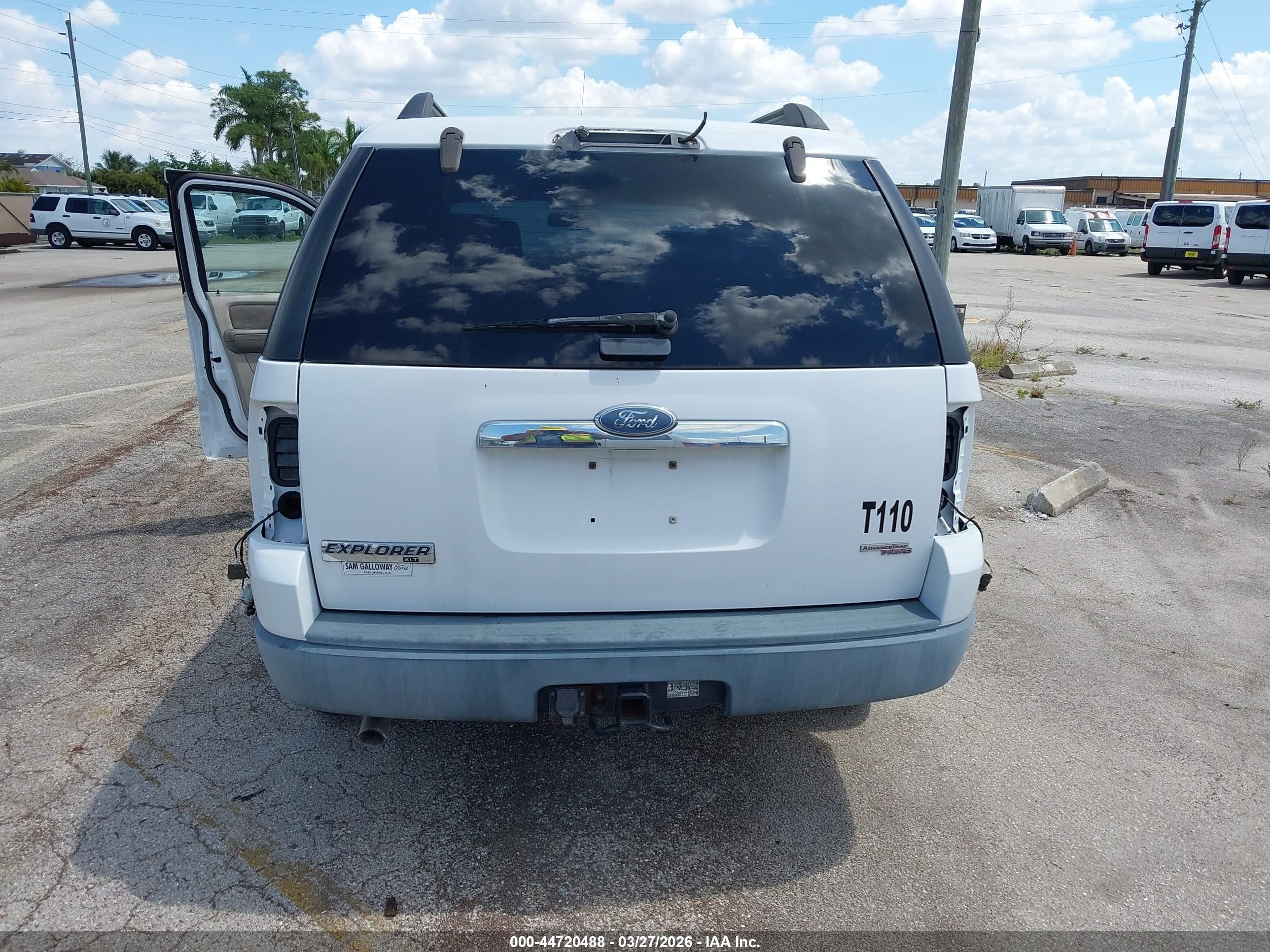 2007 Ford Explorer Xlt White vin: 1FMEU73E47UA97146