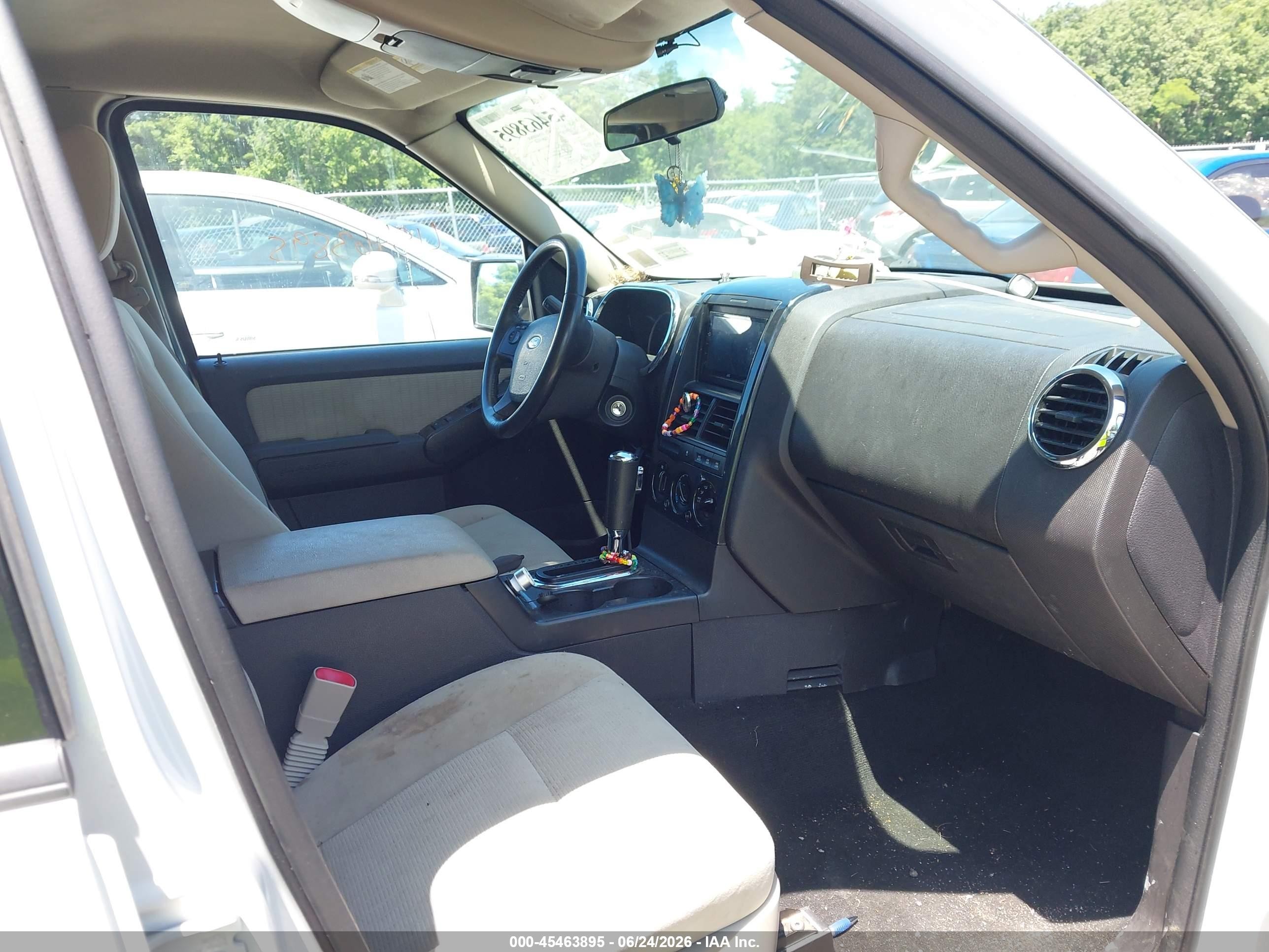 2008 Ford Explorer Xlt White vin: 1FMEU73E48UA53911