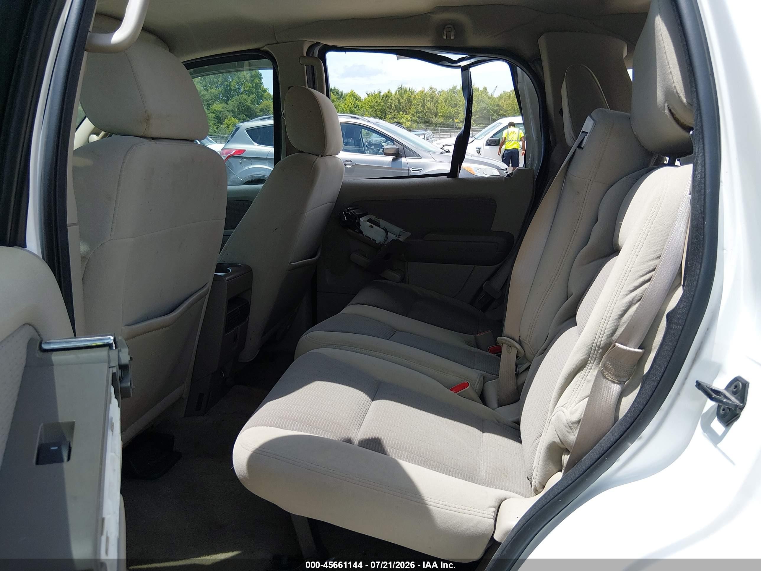 2007 Ford Explorer Xlt White vin: 1FMEU73E57UB03472