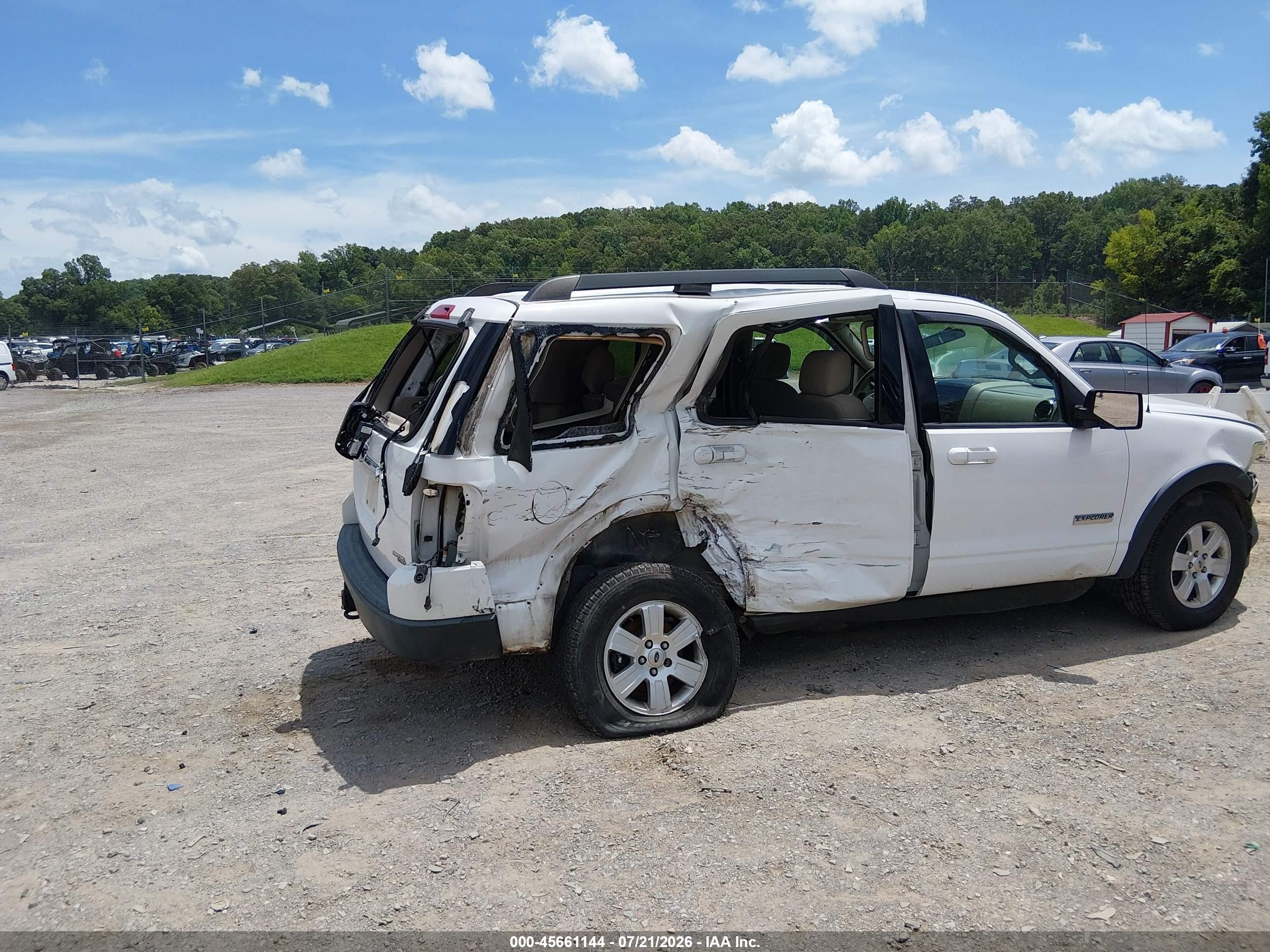 2007 Ford Explorer Xlt White vin: 1FMEU73E57UB03472