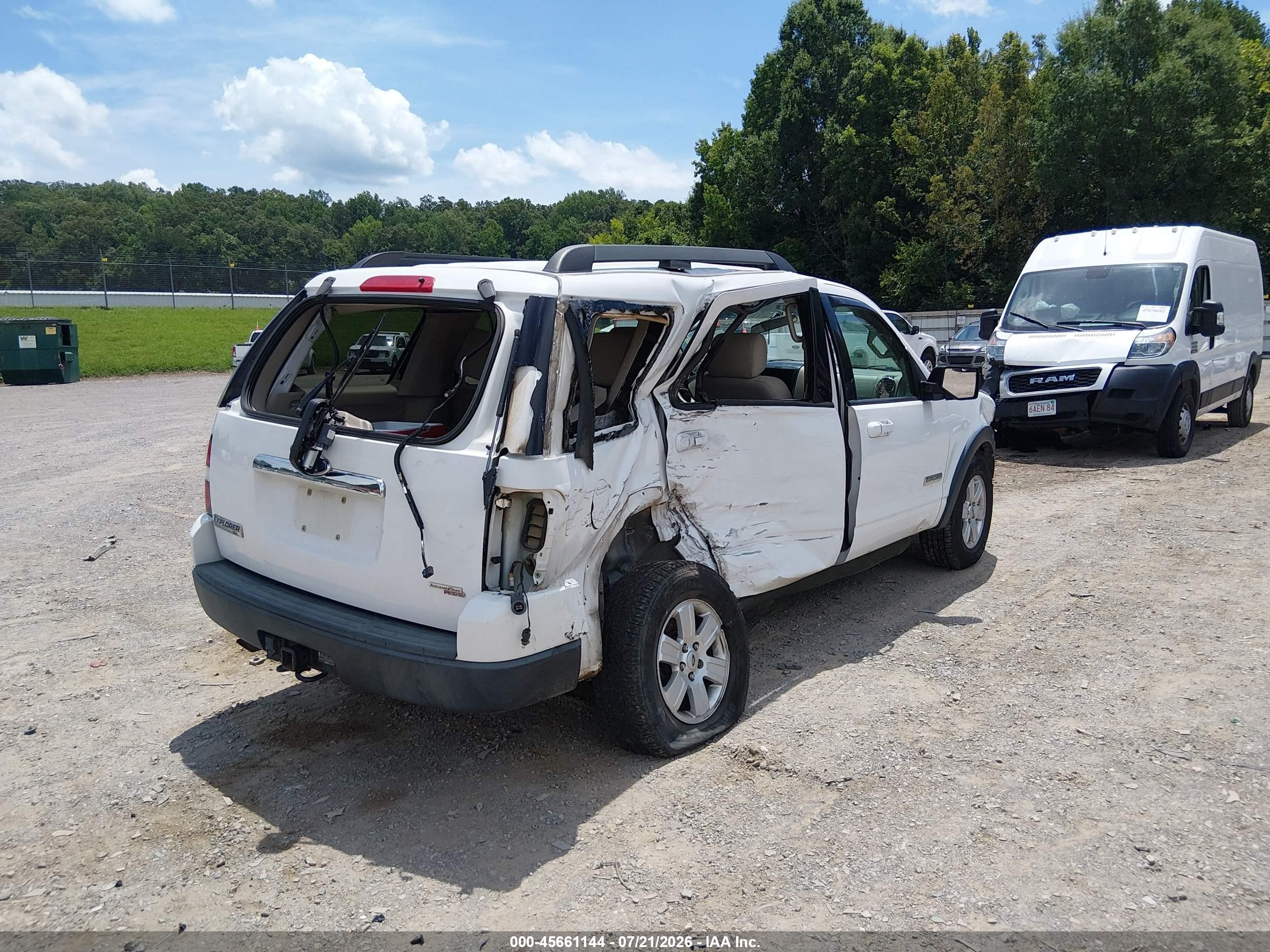 2007 Ford Explorer Xlt White vin: 1FMEU73E57UB03472