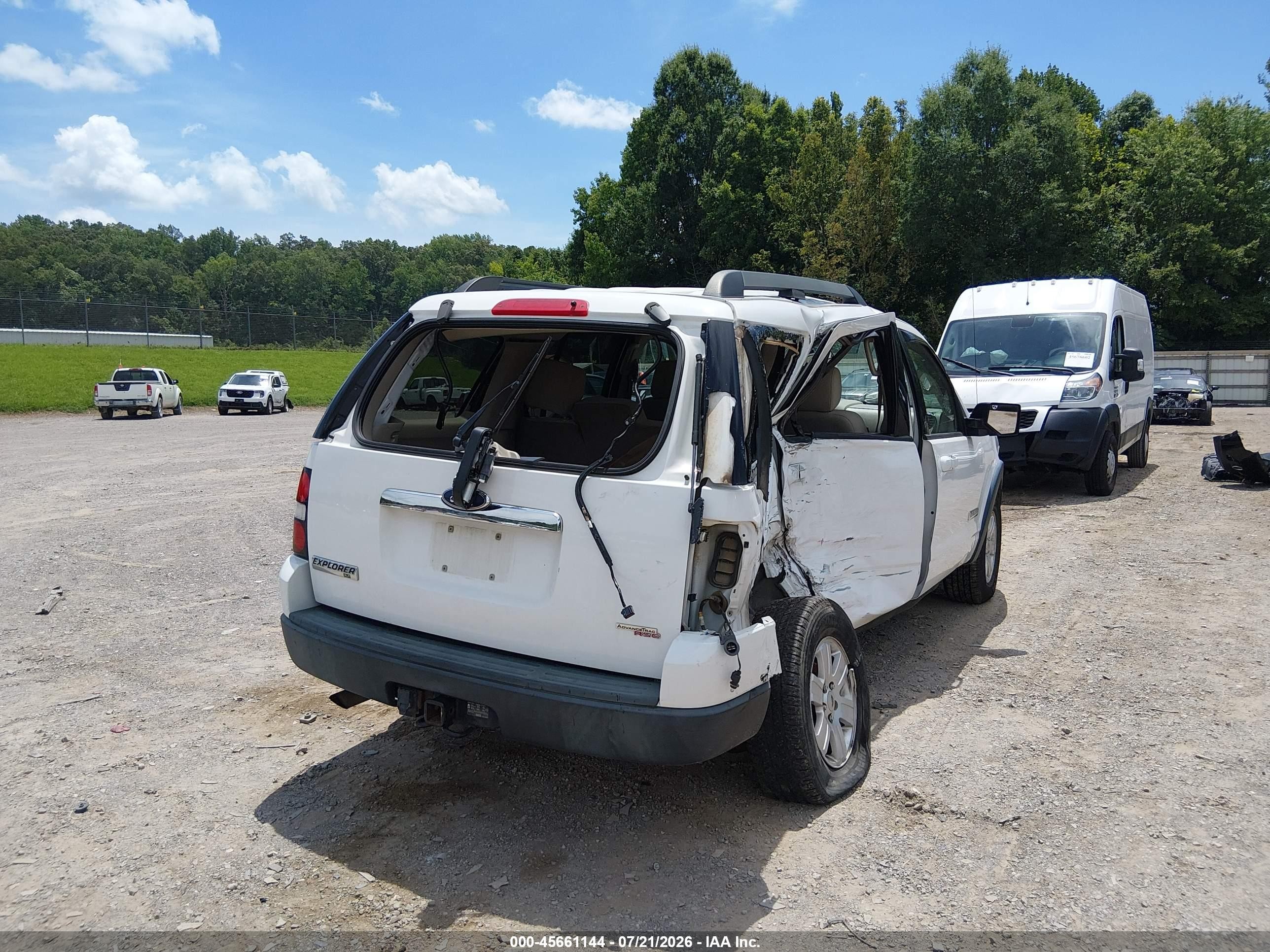 2007 Ford Explorer Xlt White vin: 1FMEU73E57UB03472