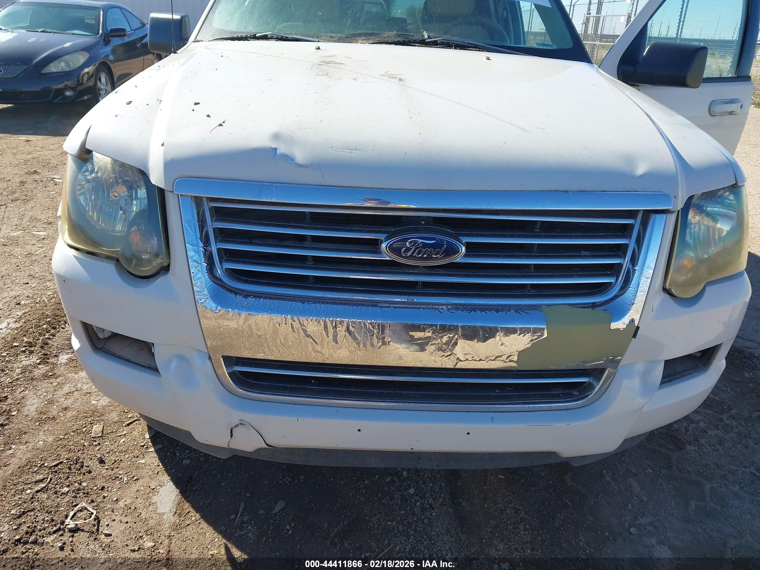 2008 Ford Explorer Xlt White vin: 1FMEU73E58UA21680