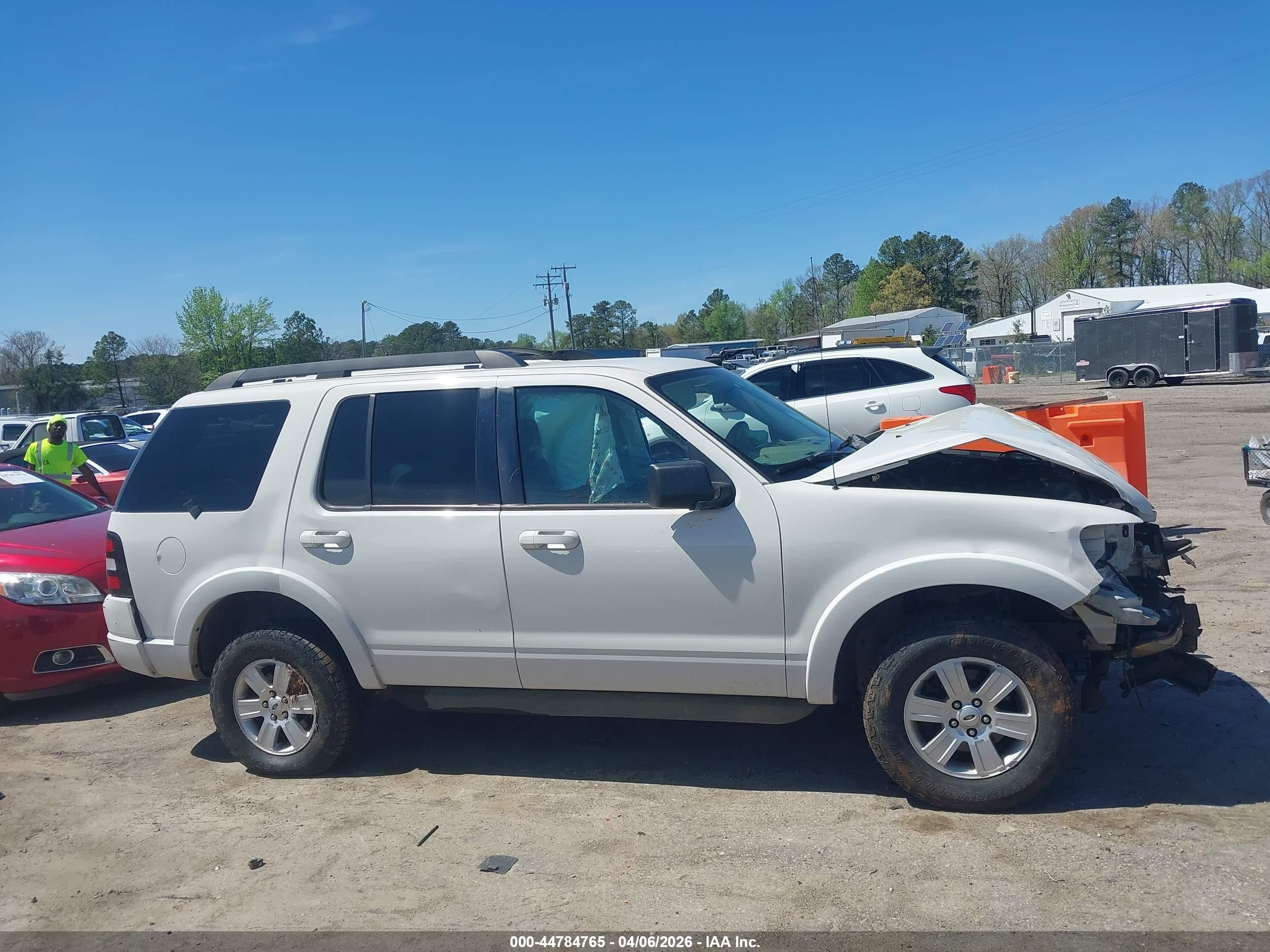 2009 Ford Explorer Xlt White vin: 1FMEU73E69UA12388