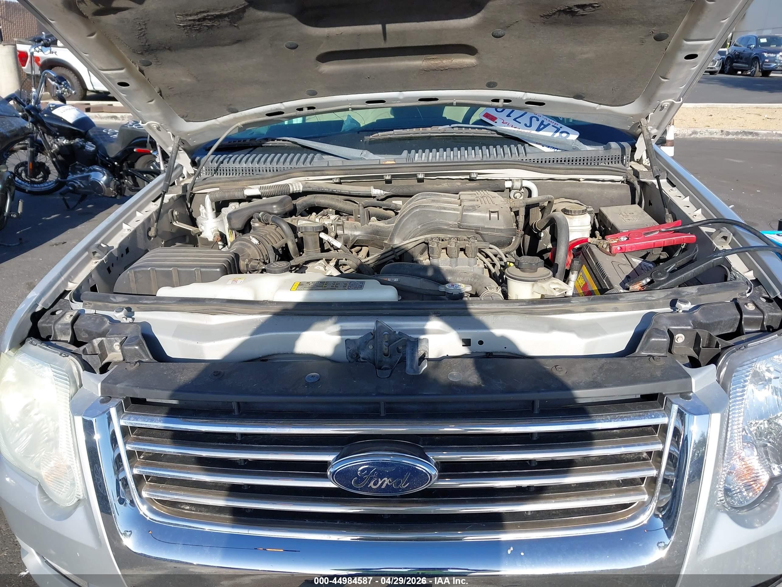 2008 Ford Explorer Xlt Серебряный vin: 1FMEU73E78UA80259