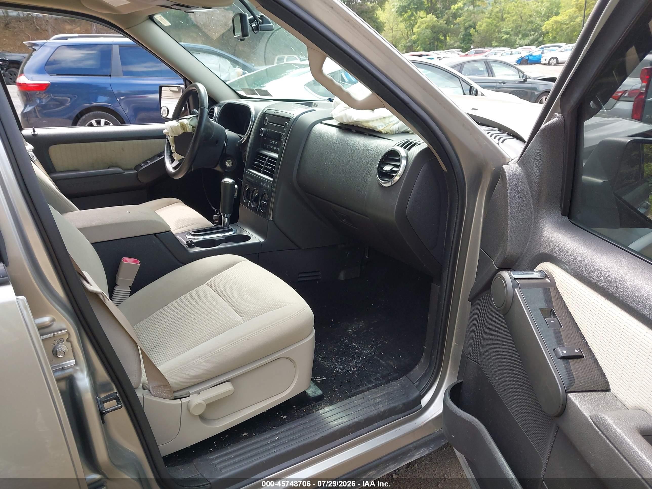 2008 Ford Explorer Xlt Silver vin: 1FMEU73E78UB00087