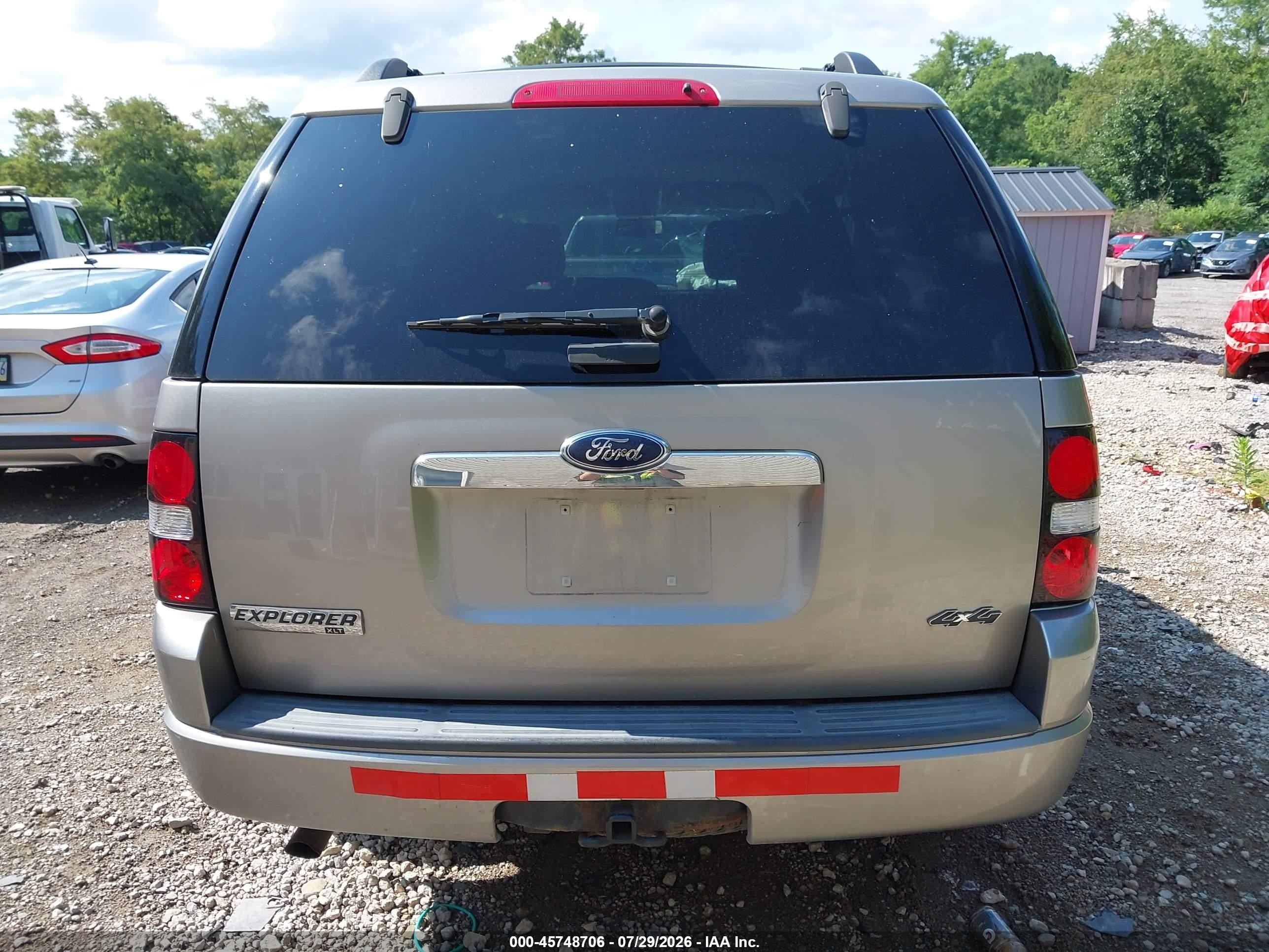 2008 Ford Explorer Xlt Silver vin: 1FMEU73E78UB00087