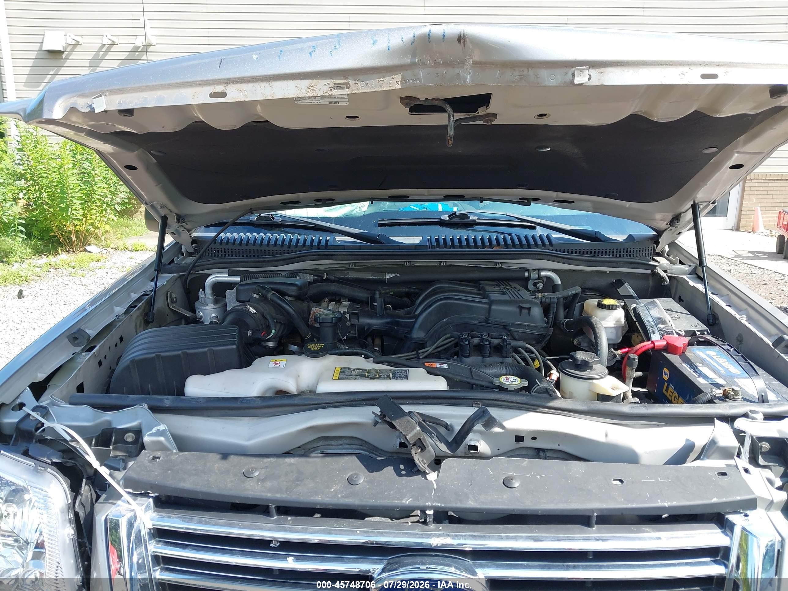 2008 Ford Explorer Xlt Silver vin: 1FMEU73E78UB00087