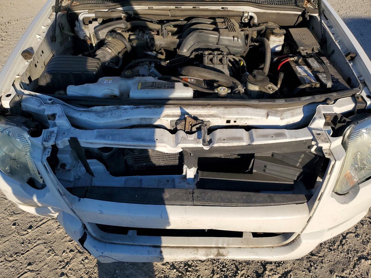 2008 Ford Explorer Xlt Белый vin: 1FMEU73E98UB35021