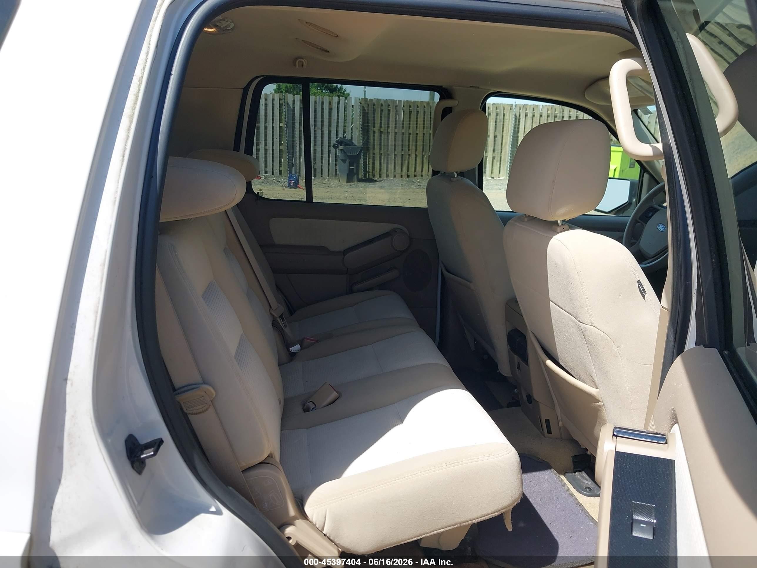 2008 Ford Explorer Xlt White vin: 1FMEU73EX8UA29063