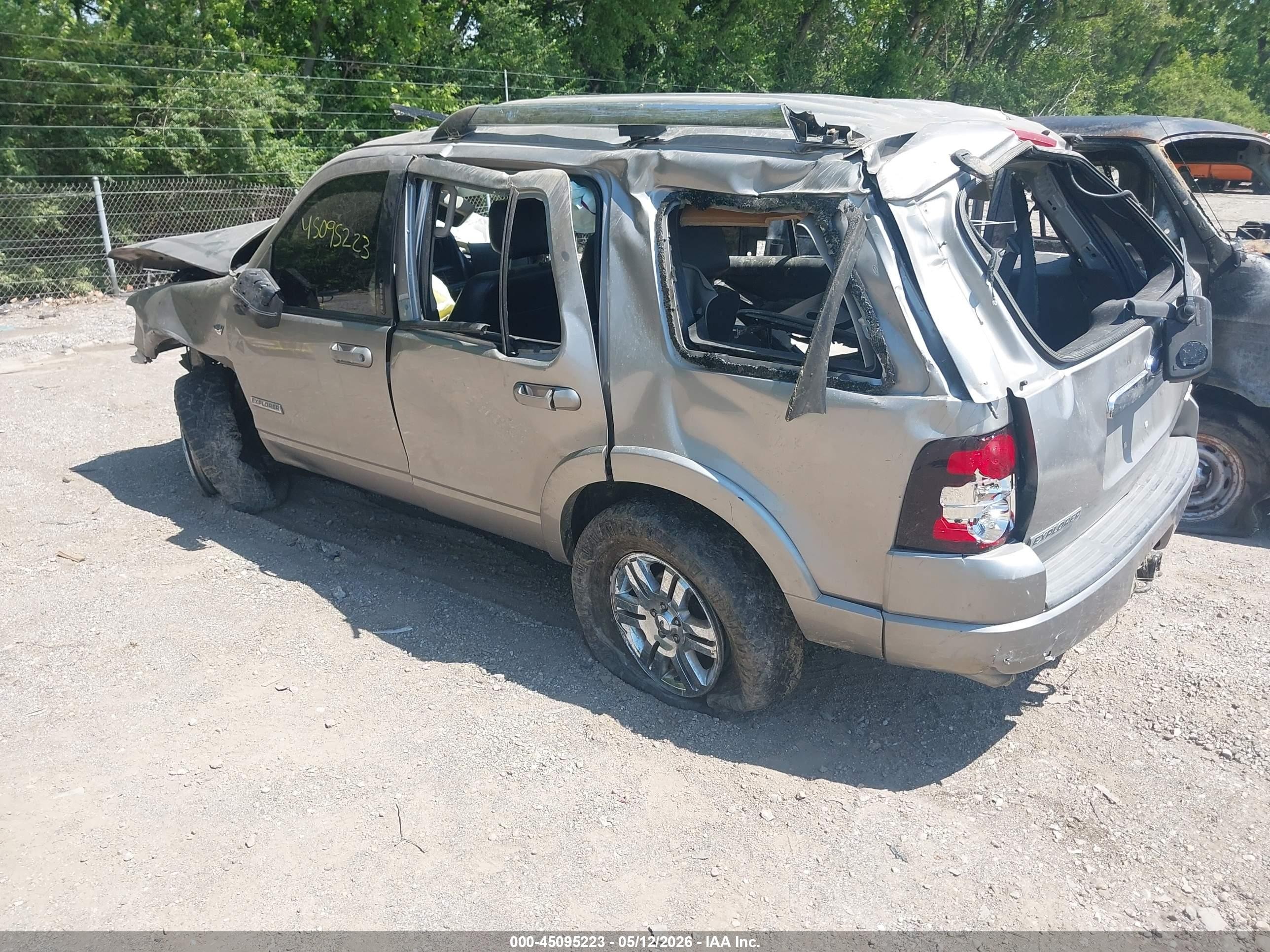 2008 Ford Explorer Limited Серебряный vin: 1FMEU75818UA07976