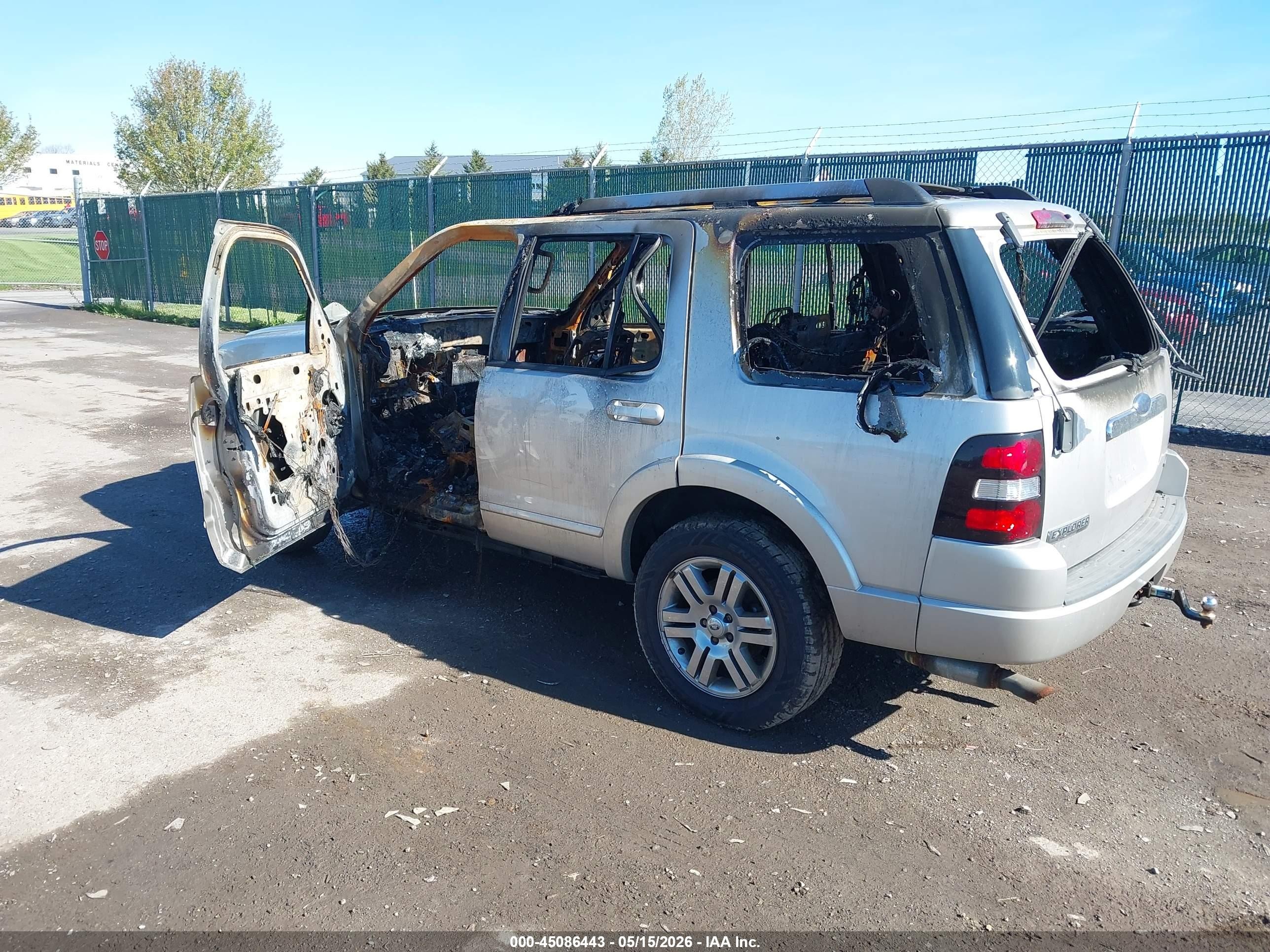 2007 Ford Explorer Limited Silver vin: 1FMEU75E77UB59281