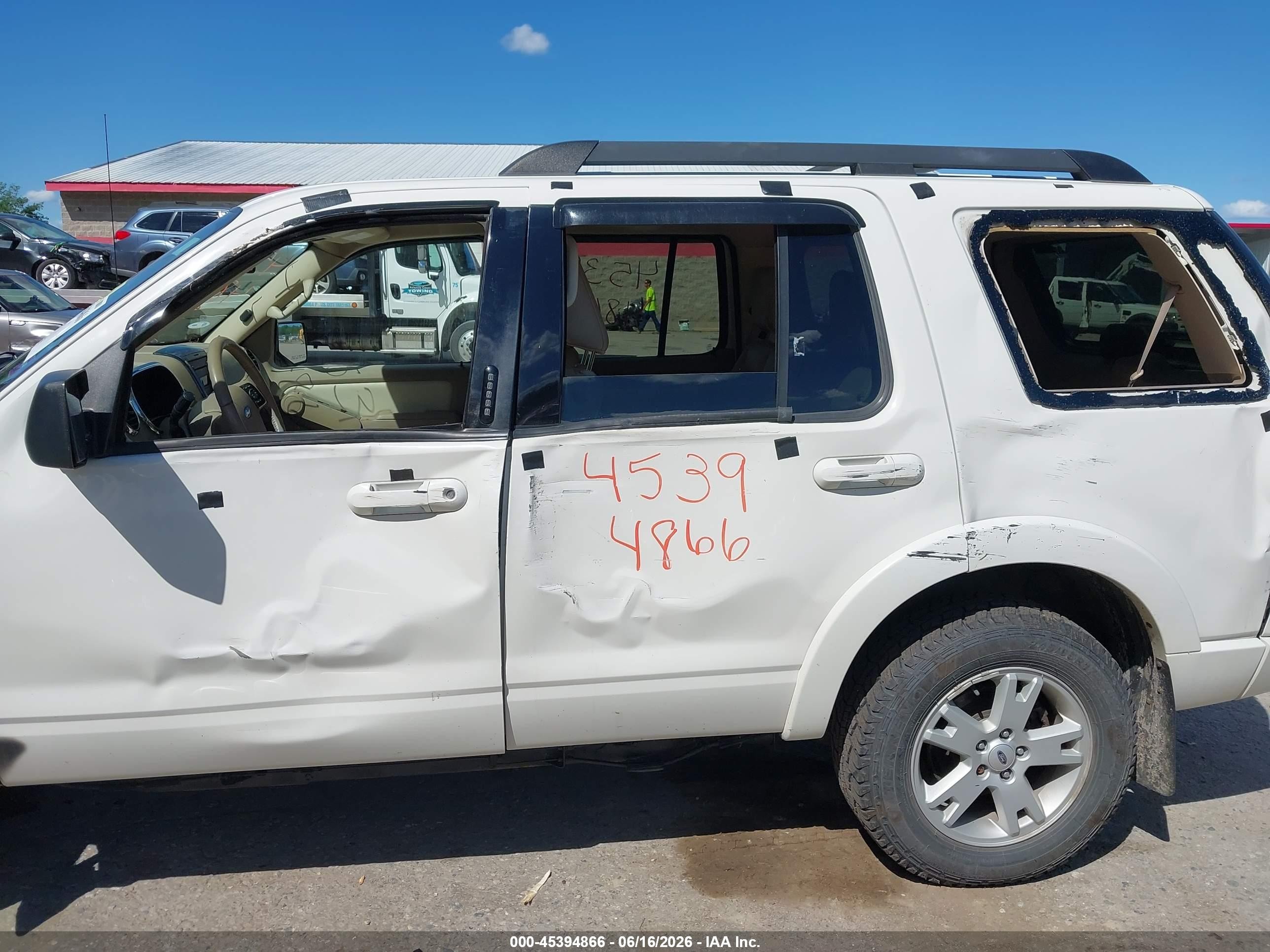 2010 Ford Explorer Xlt White vin: 1FMEU7DEXAUA80759