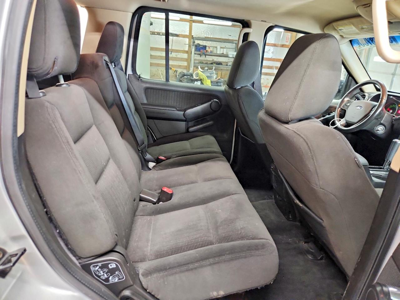 2010 Ford Explorer Silver vin: 1FMEU7DEXAUA85900