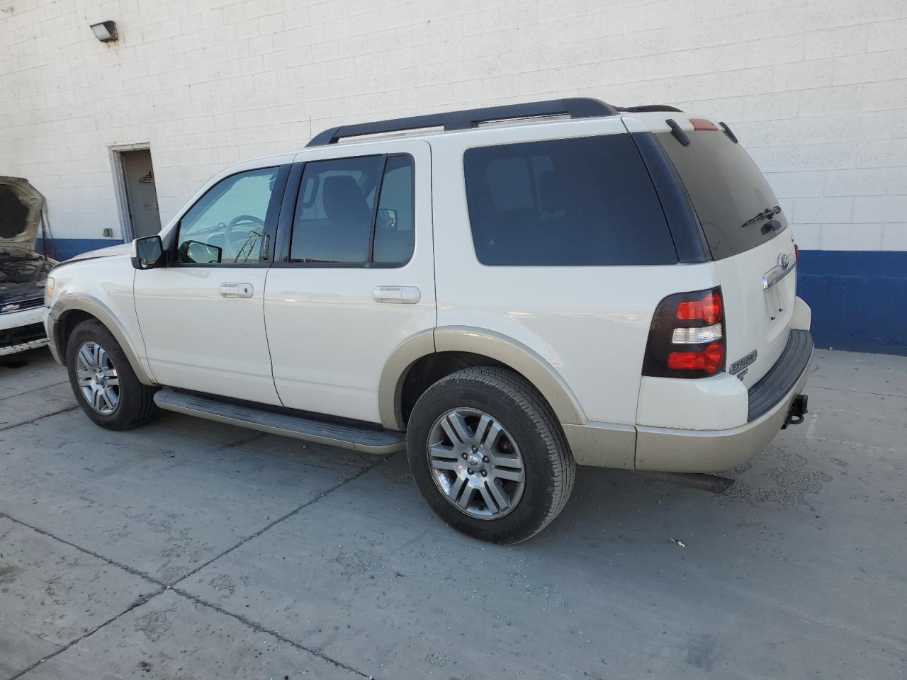 2010 Ford Explorer Eddie Bauer White vin: 1FMEU7E84AUB03719