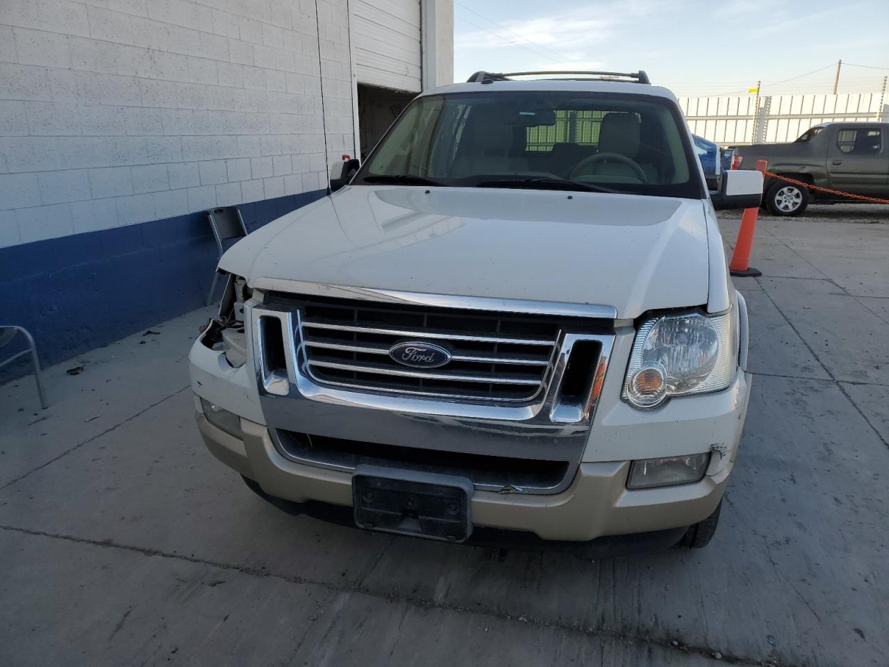 2010 Ford Explorer Eddie Bauer White vin: 1FMEU7E84AUB03719
