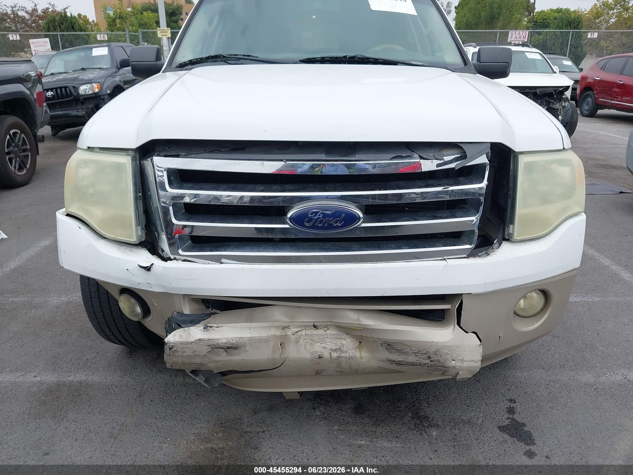 2007 Ford Expedition El Eddie Bauer White vin: 1FMFK17577LA56260