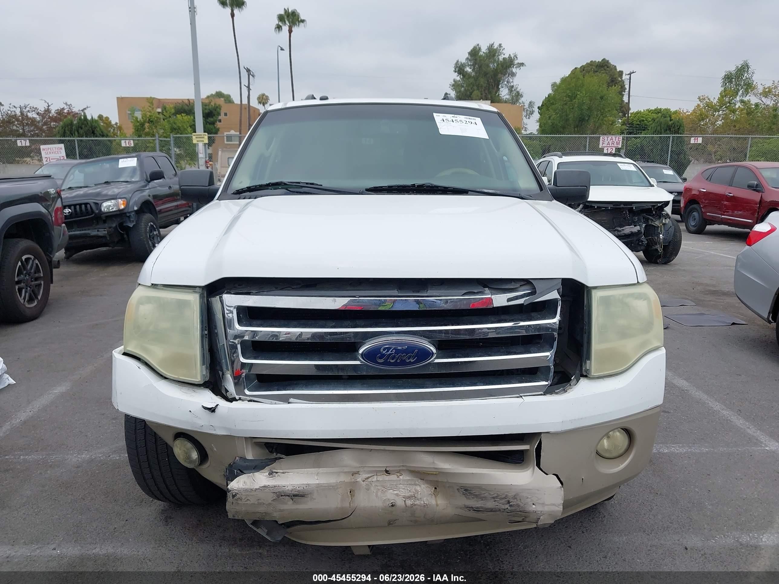 2007 Ford Expedition El Eddie Bauer White vin: 1FMFK17577LA56260