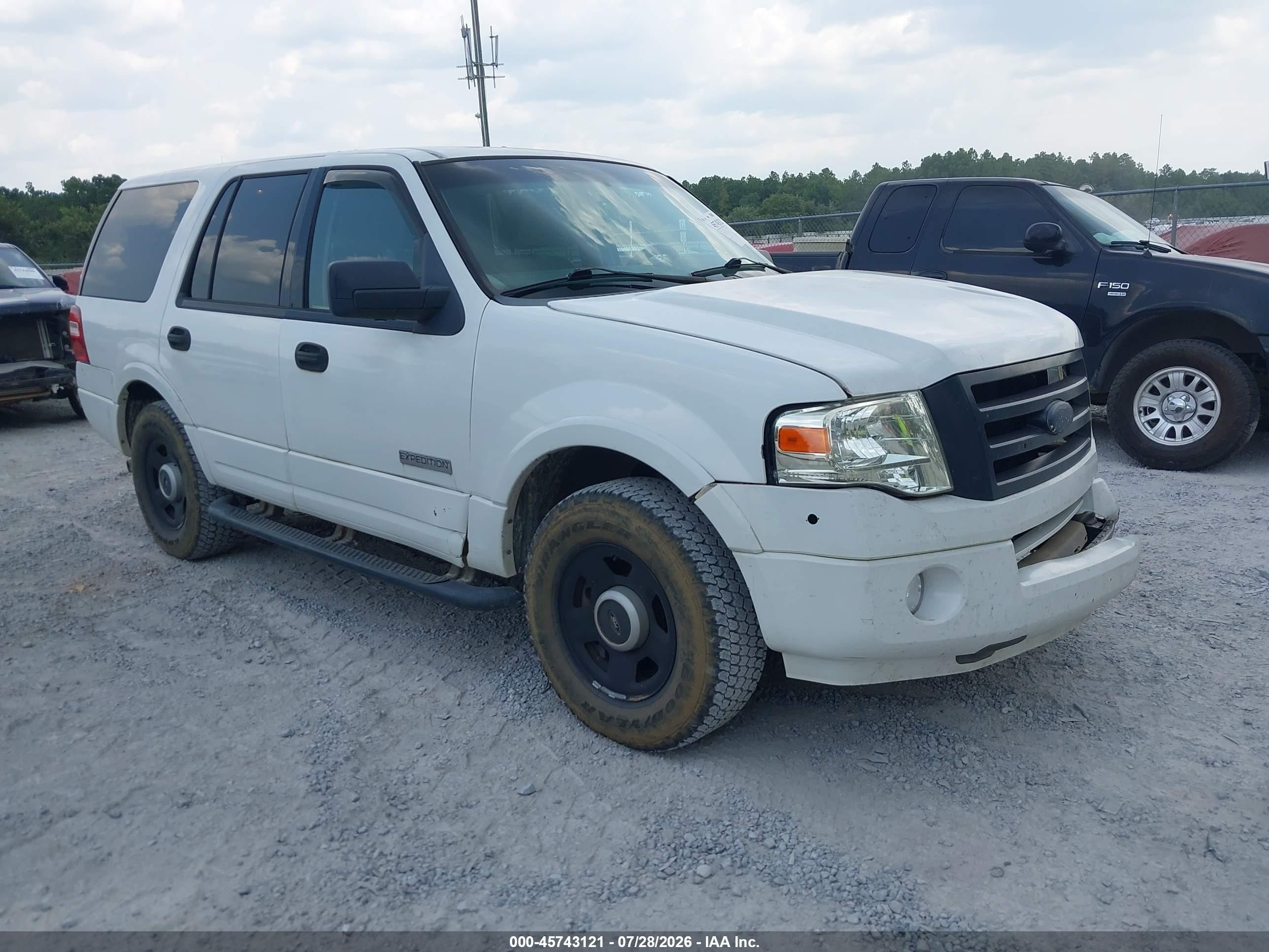 2008 Ford Expedition Xlt Белый vin: 1FMFU15538LA49675
