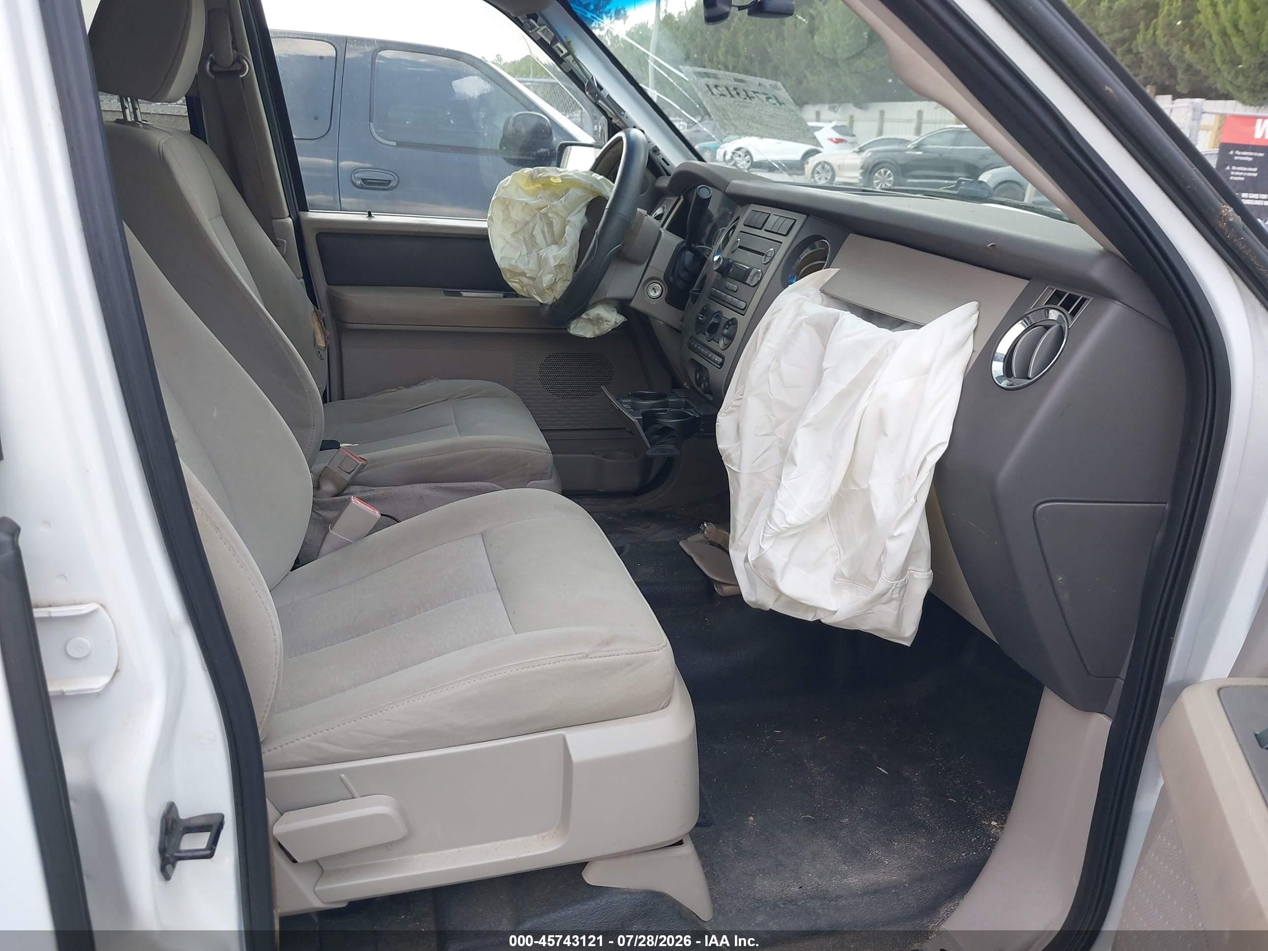 2008 Ford Expedition Xlt Белый vin: 1FMFU15538LA49675