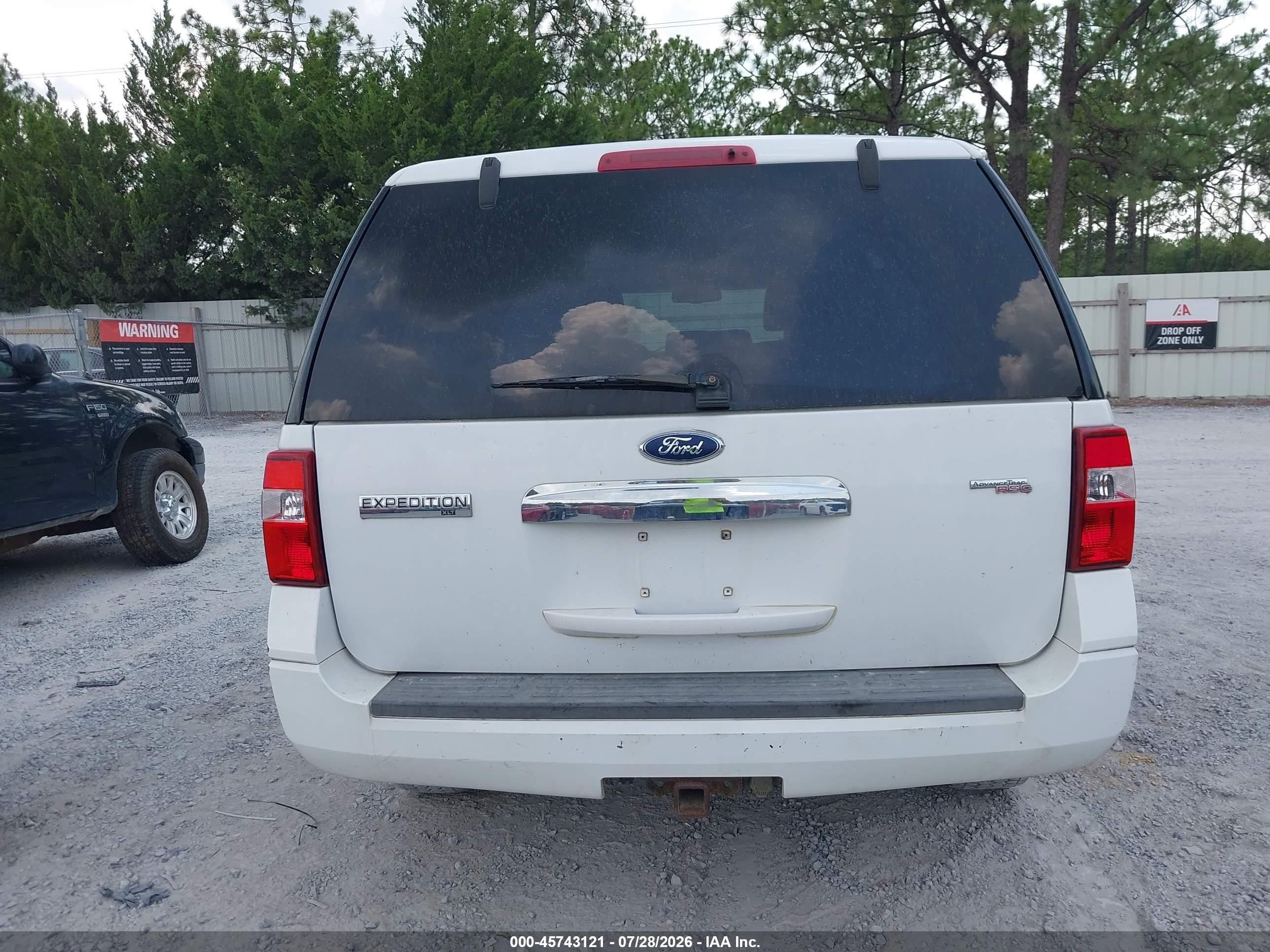 2008 Ford Expedition Xlt Белый vin: 1FMFU15538LA49675
