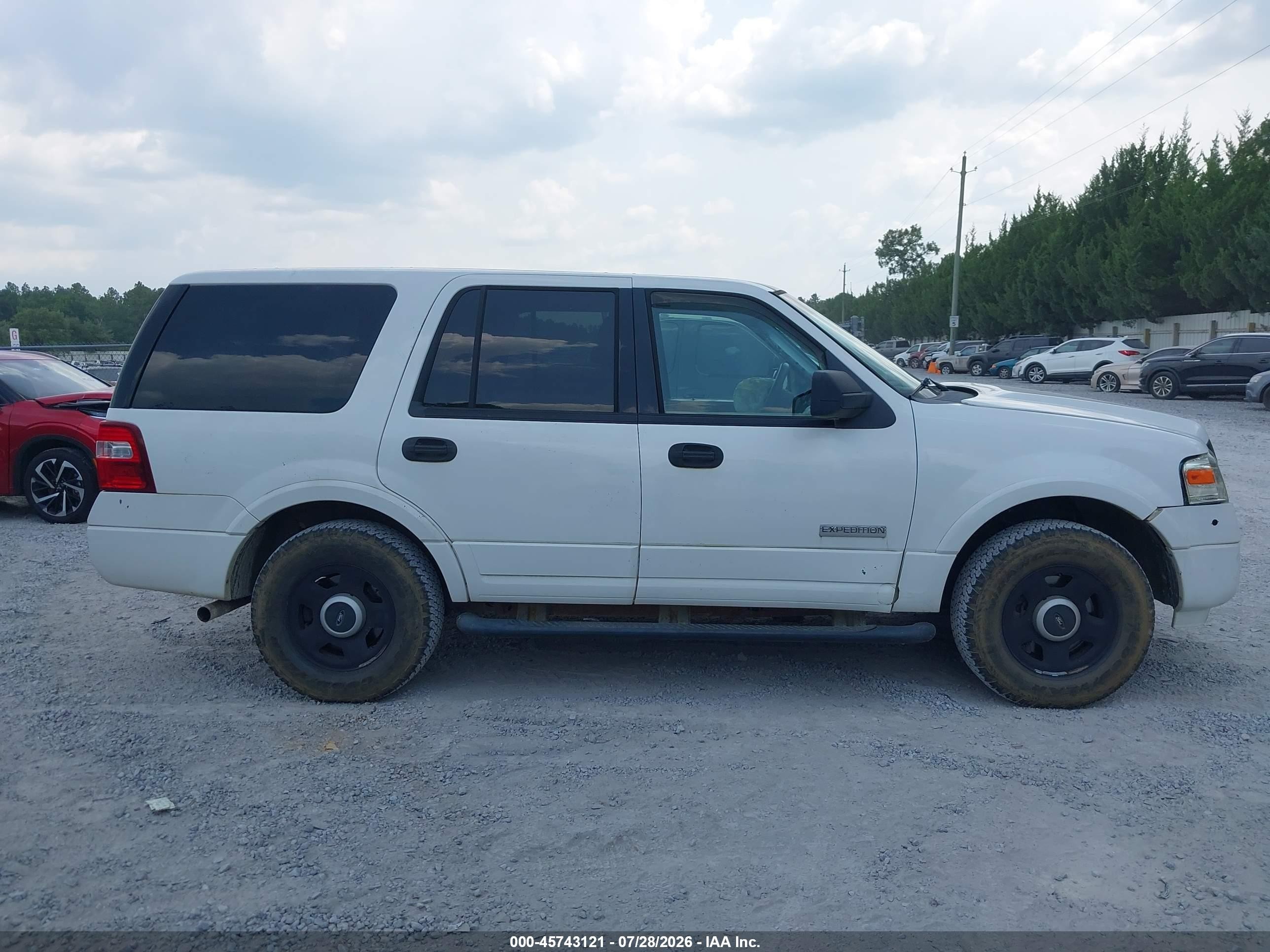 2008 Ford Expedition Xlt Белый vin: 1FMFU15538LA49675