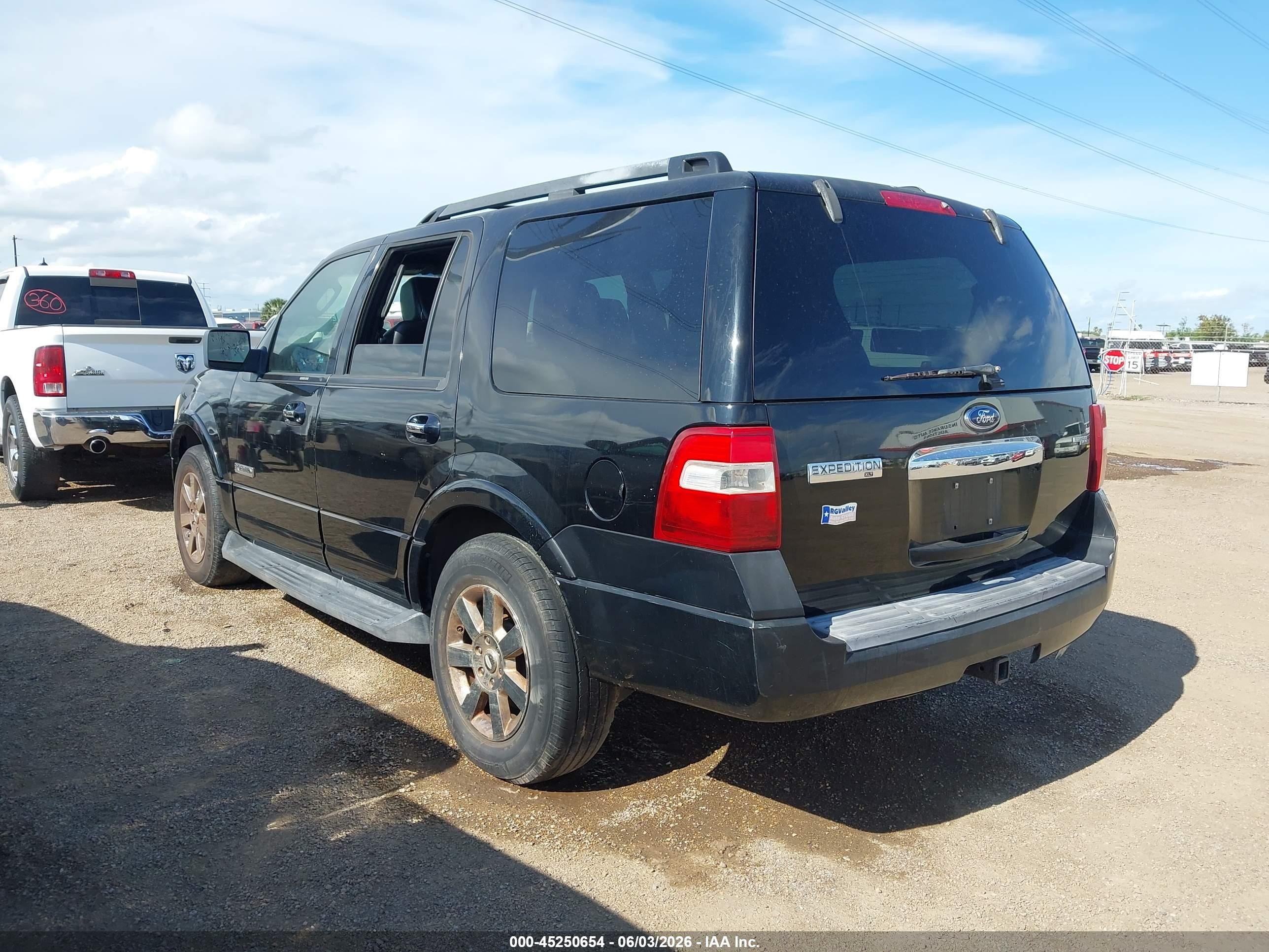 2008 Ford Expedition Xlt Черный vin: 1FMFU155X8LA68630