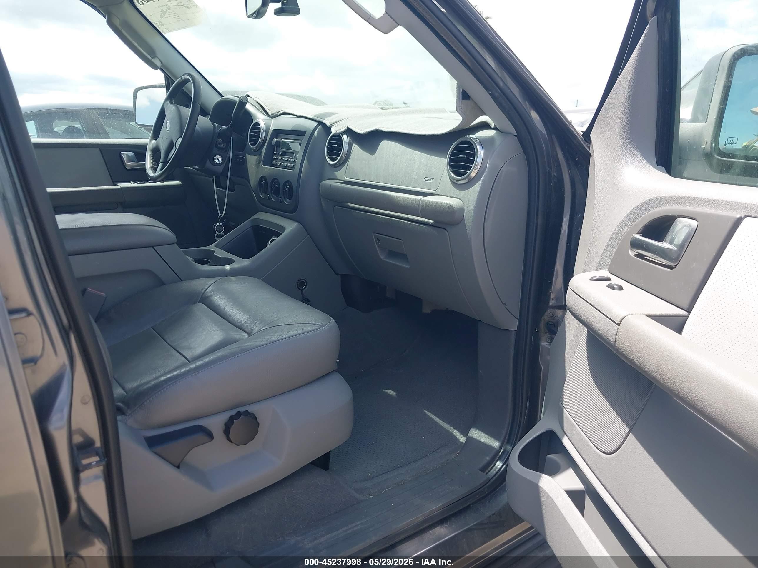 2004 Ford Expedition Xlt Серый vin: 1FMFU15LX4LA03964
